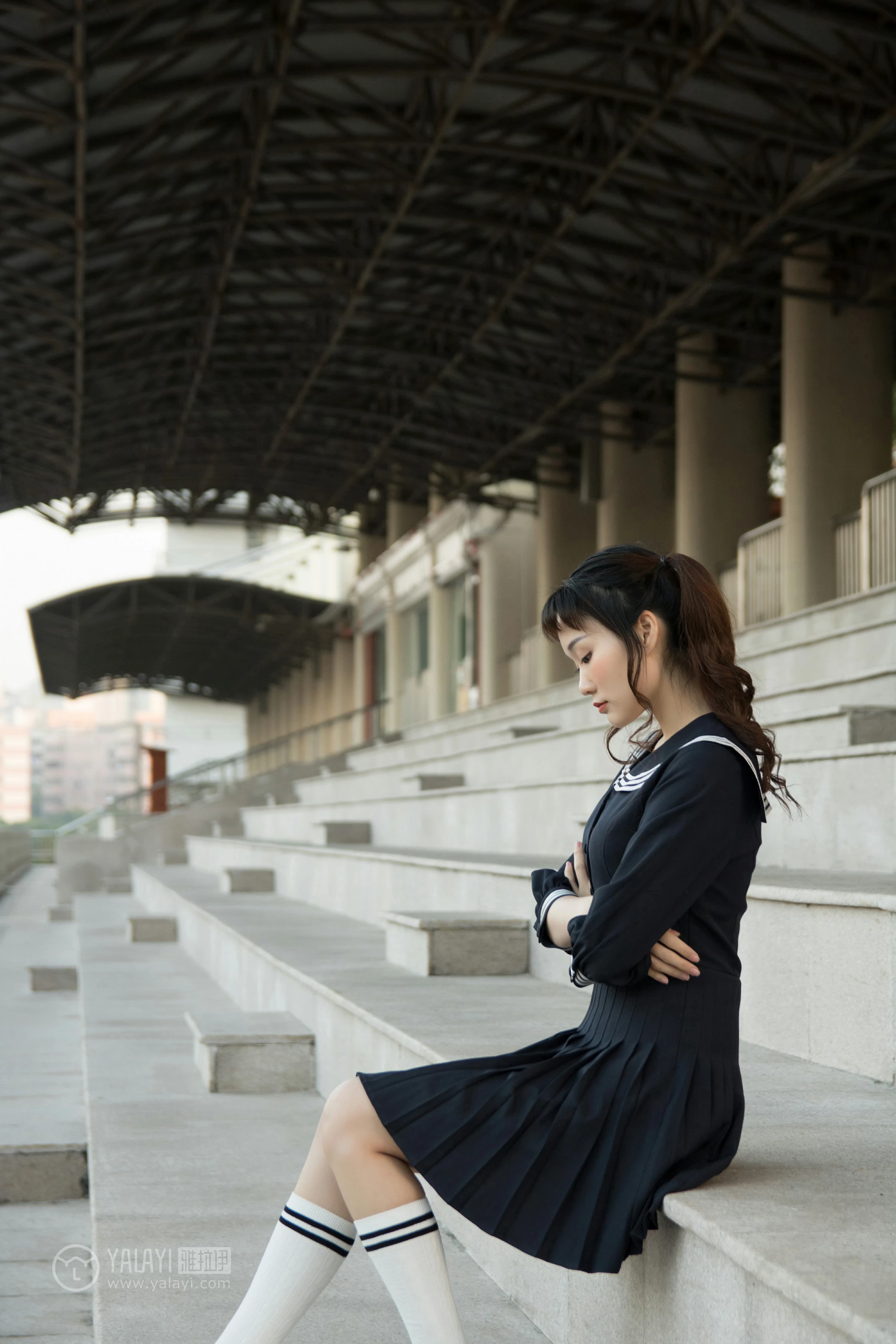 [YALAYI雅拉伊]NO.147 等 奥莉 黑色高中女生制服裙清纯可爱私房写真集第16张