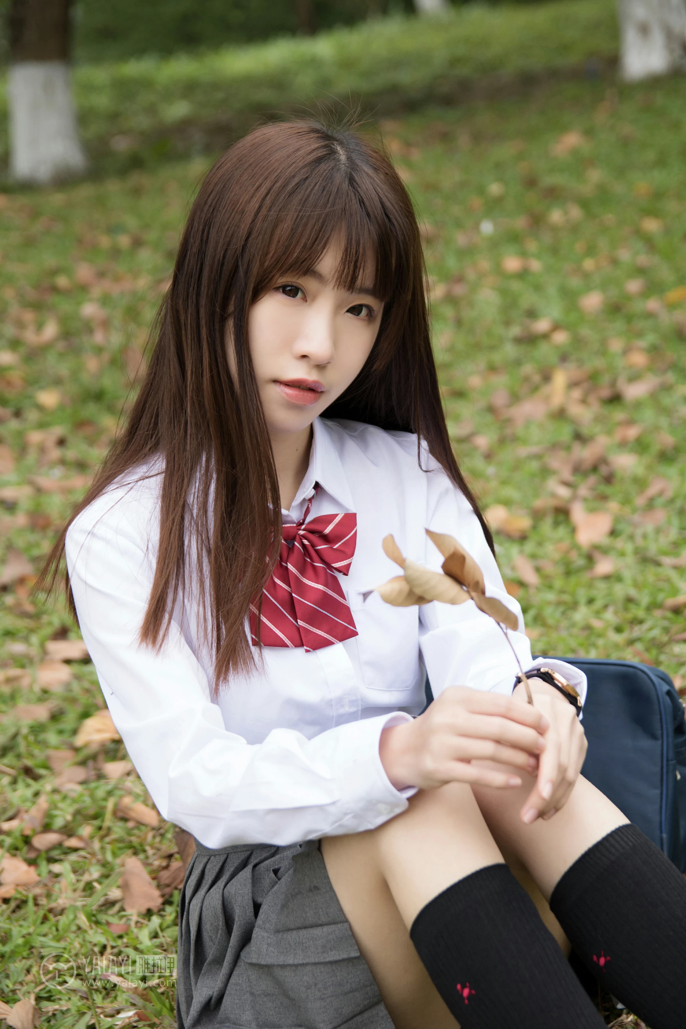 [YALAYI雅拉伊]NO.148 青春的梦 Toki 高中女生制服 白色衬衫加灰色短裙清纯可爱私房写真集第10张