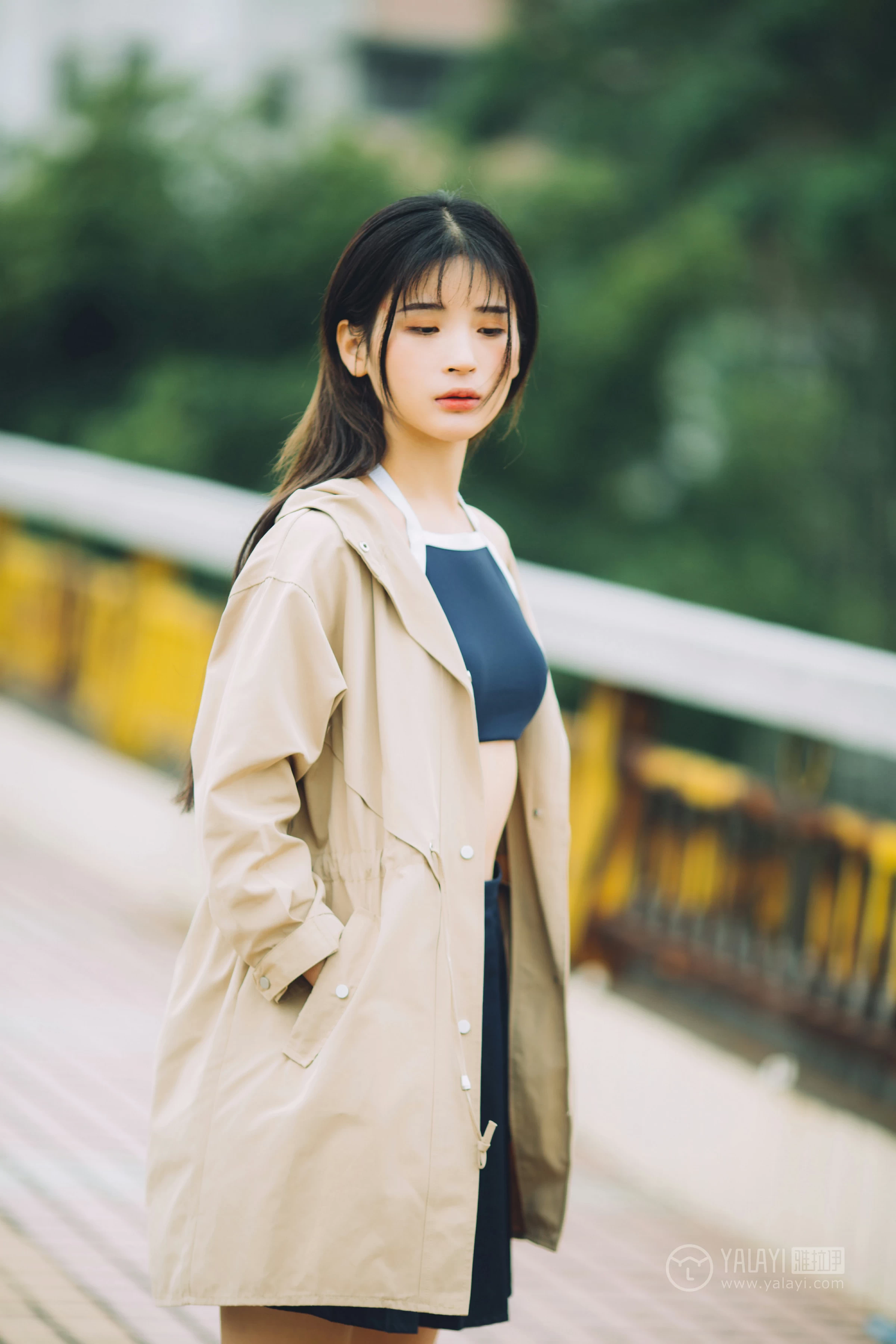 [YALAYI雅拉伊] No.179 焦糖色少女 阿惜 米色风衣与蓝色内衣加短裙性感私房写真集第2张