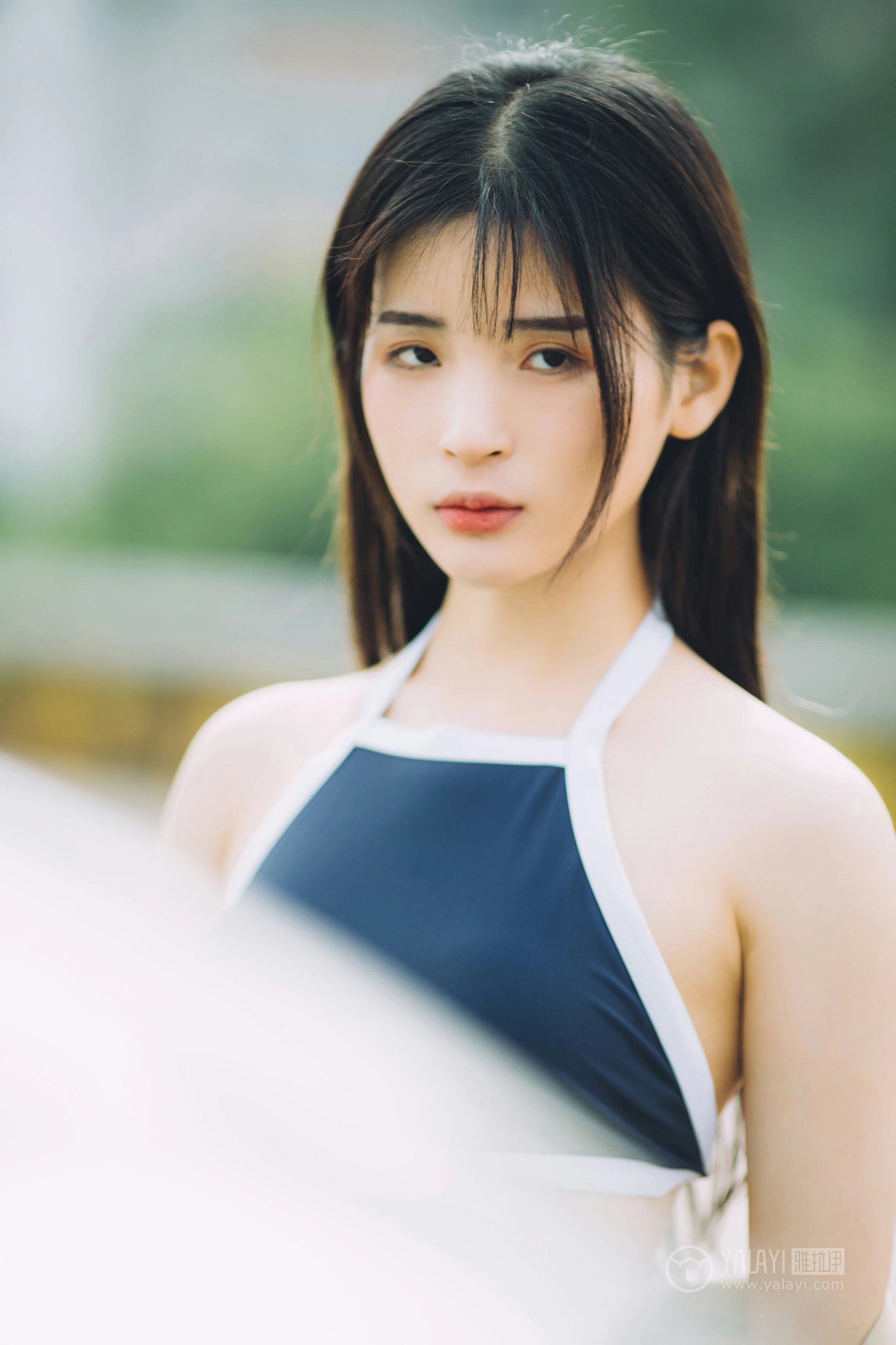 [YALAYI雅拉伊] No.179 焦糖色少女 阿惜 米色风衣与蓝色内衣加短裙性感私房写真集第10张