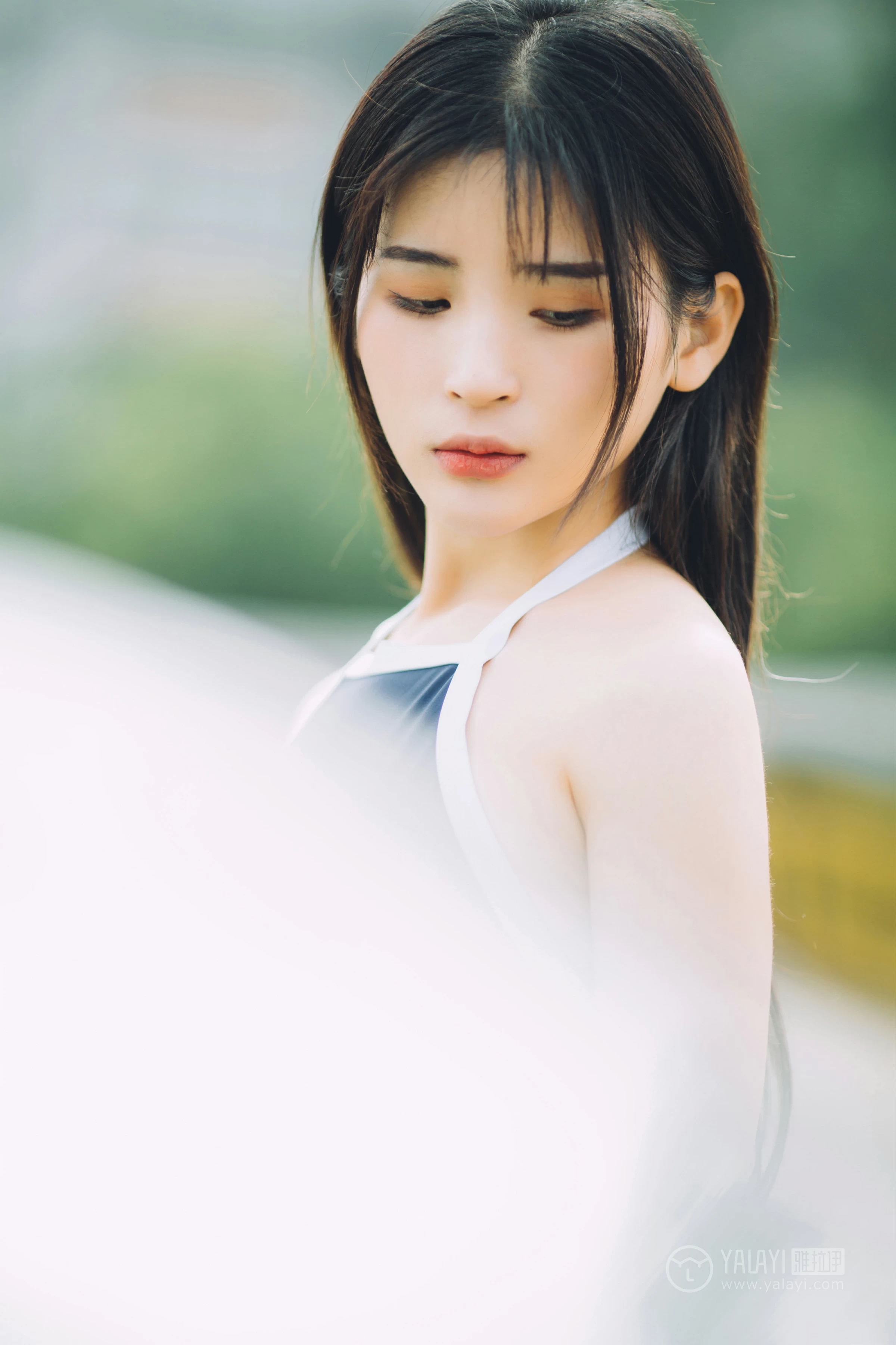 [YALAYI雅拉伊] No.179 焦糖色少女 阿惜 米色风衣与蓝色内衣加短裙性感私房写真集第10张