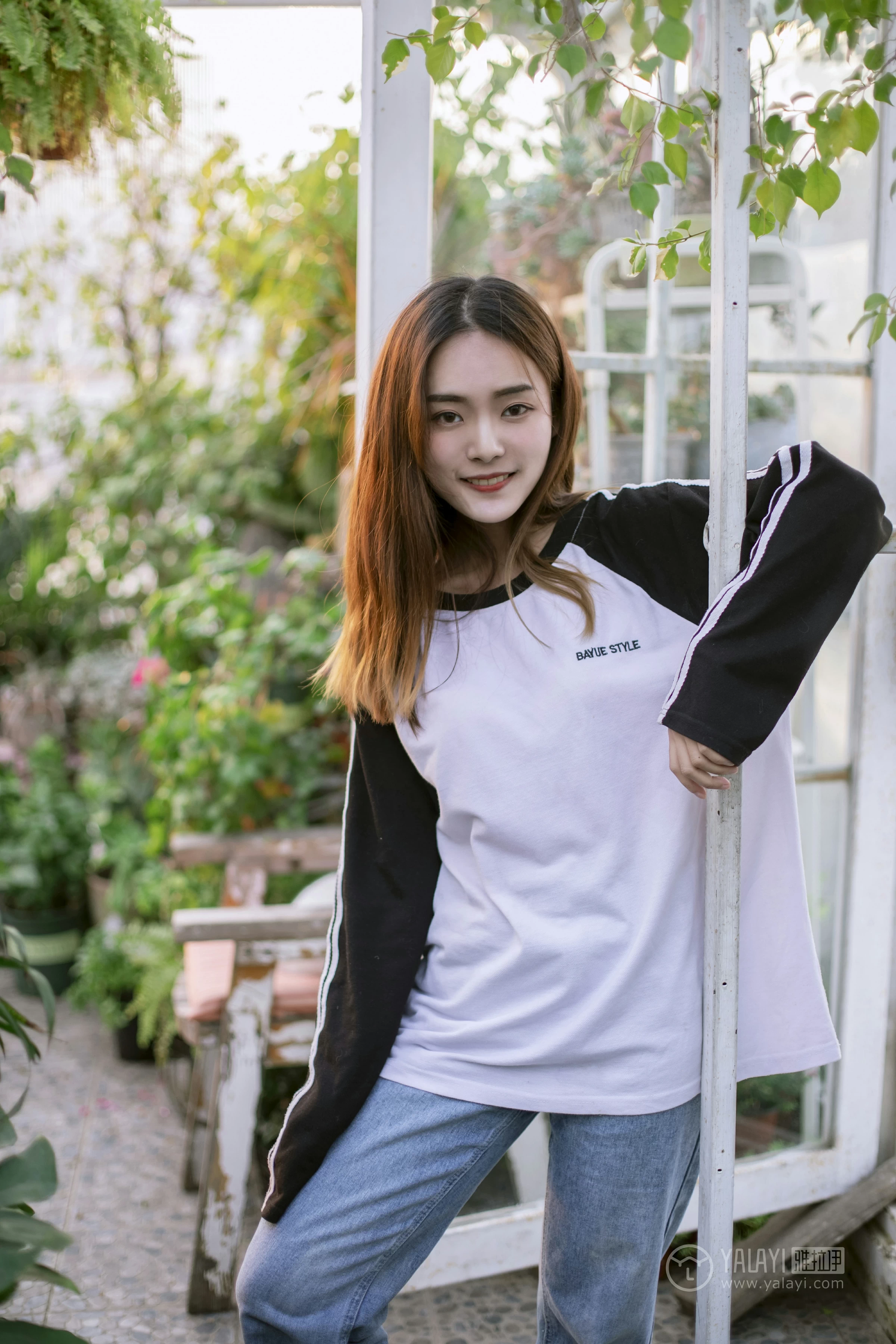 [YALAYI雅拉伊] No.180 我想有个花园 白日梦 黑白卫衣加紧身牛仔裤清纯可爱私房写真集第17张