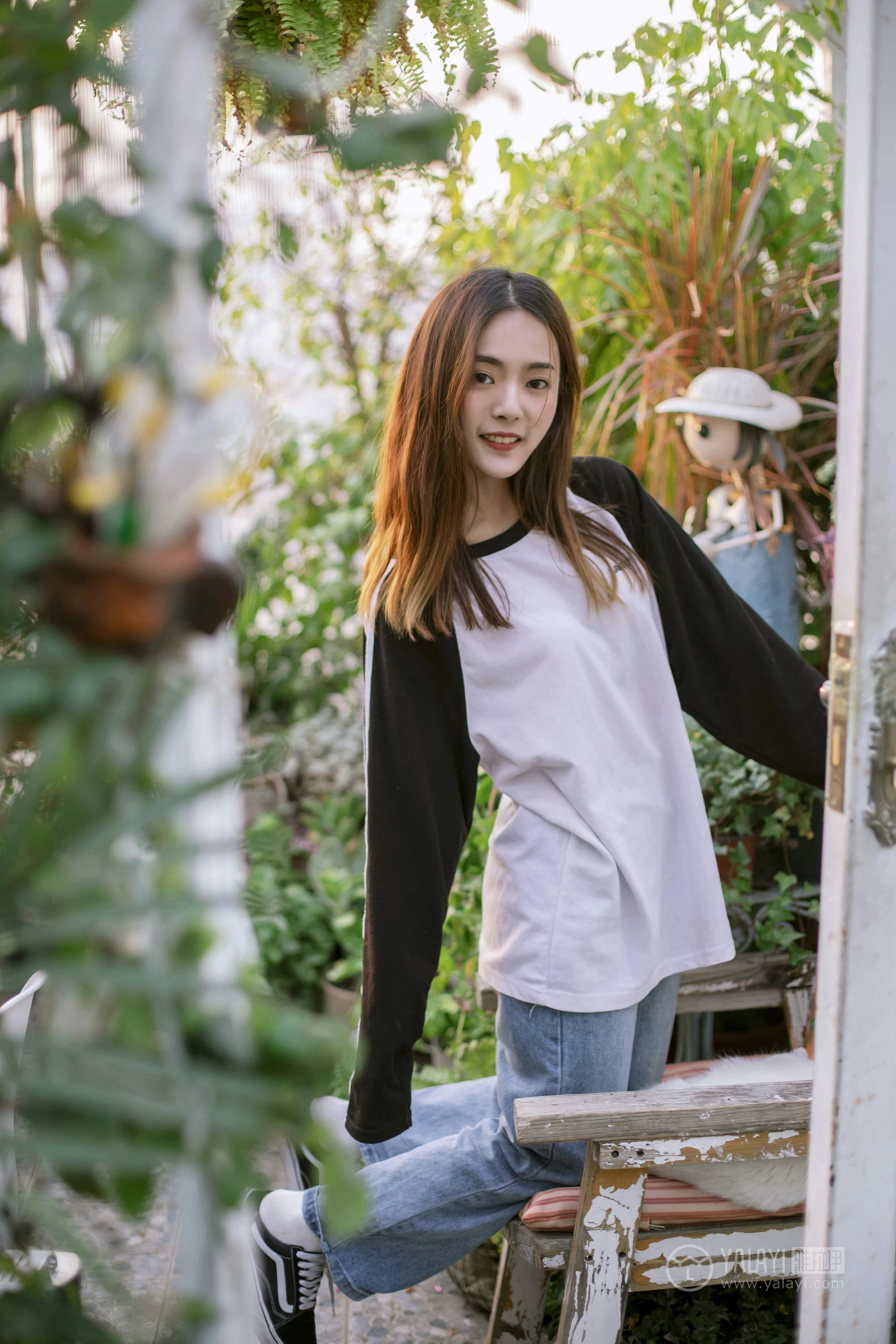[YALAYI雅拉伊] No.180 我想有个花园 白日梦 黑白卫衣加紧身牛仔裤清纯可爱私房写真集第17张