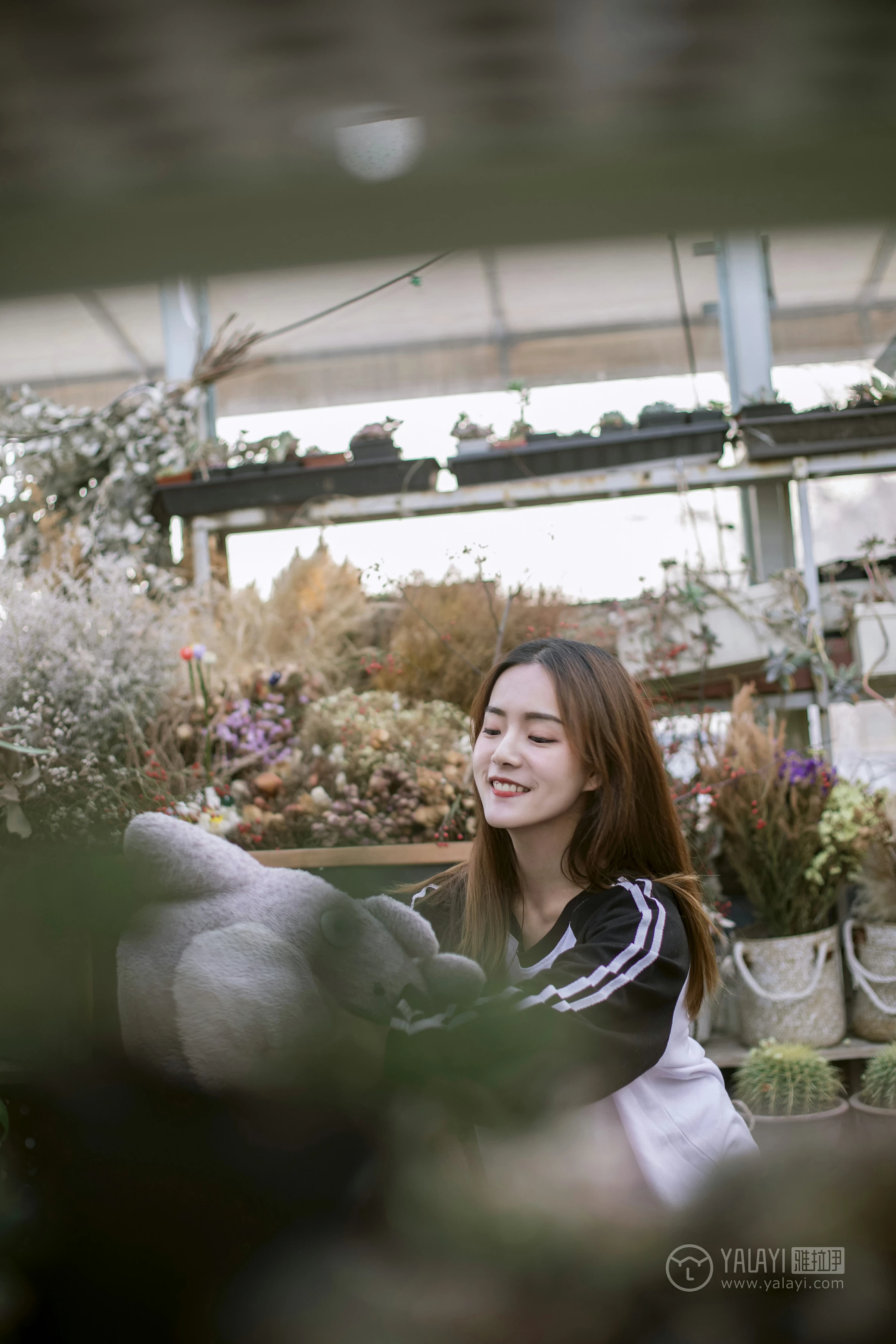 [YALAYI雅拉伊] No.180 我想有个花园 白日梦 黑白卫衣加紧身牛仔裤清纯可爱私房写真集第15张