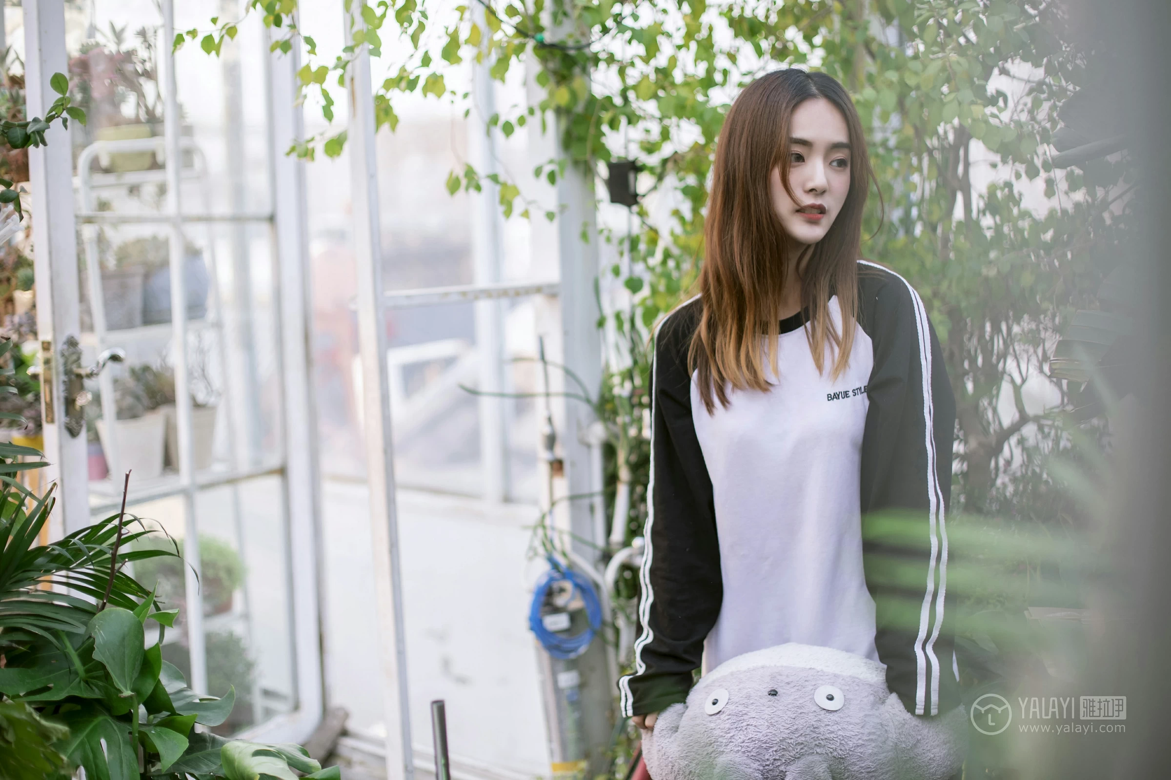 [YALAYI雅拉伊] No.180 我想有个花园 白日梦 黑白卫衣加紧身牛仔裤清纯可爱私房写真集第15张