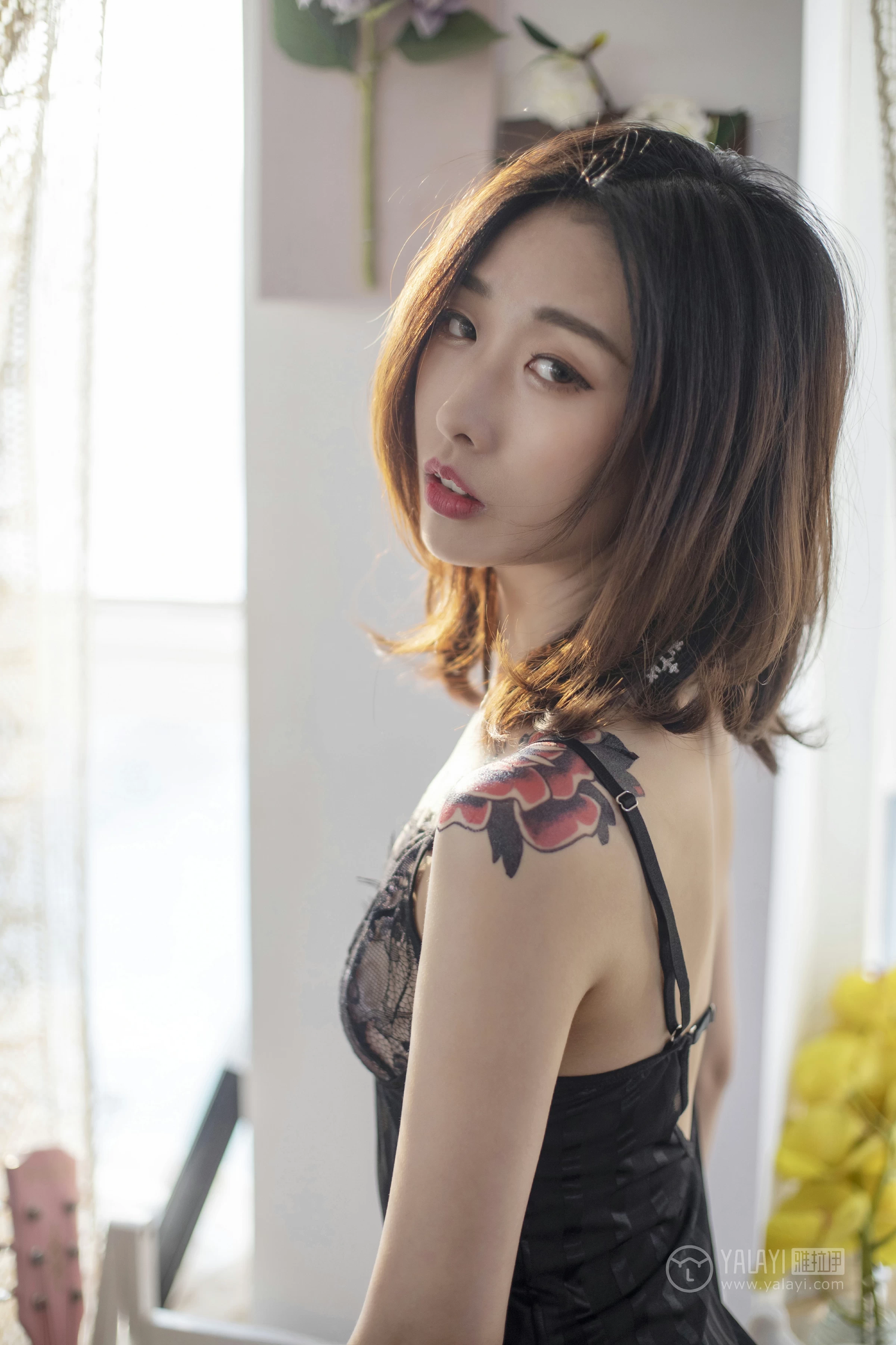 [YALAYI雅拉伊]No.181 窃窃丝语 佳佳 黑色连体透视塑身内衣加黑色情趣渔网袜性感私房写真集第14张