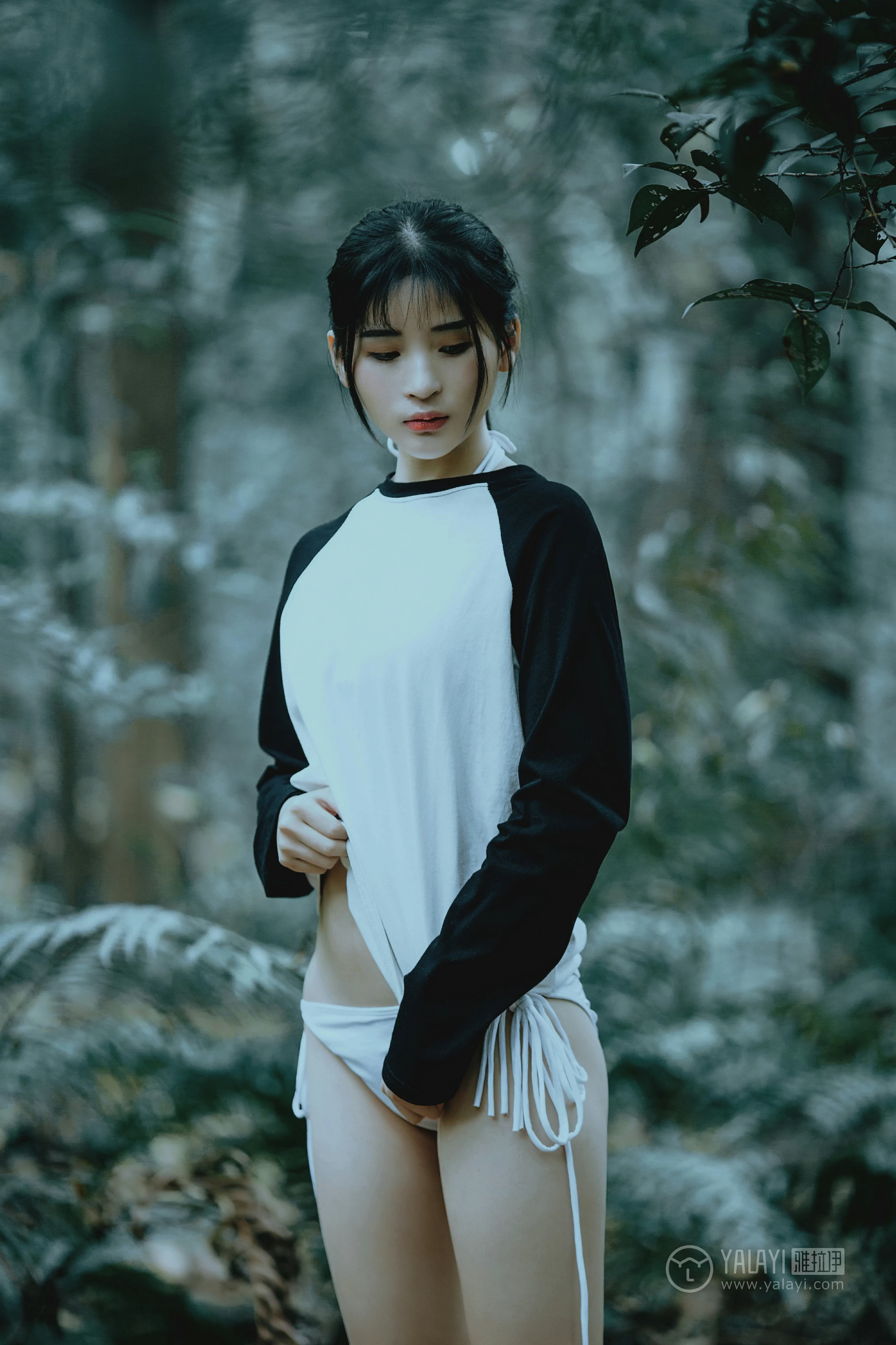 [YALAYI雅拉伊]No.183 深山漫步少女 阿惜 黑色外套与短袖加白色情趣内衣性感私房写真集第10张