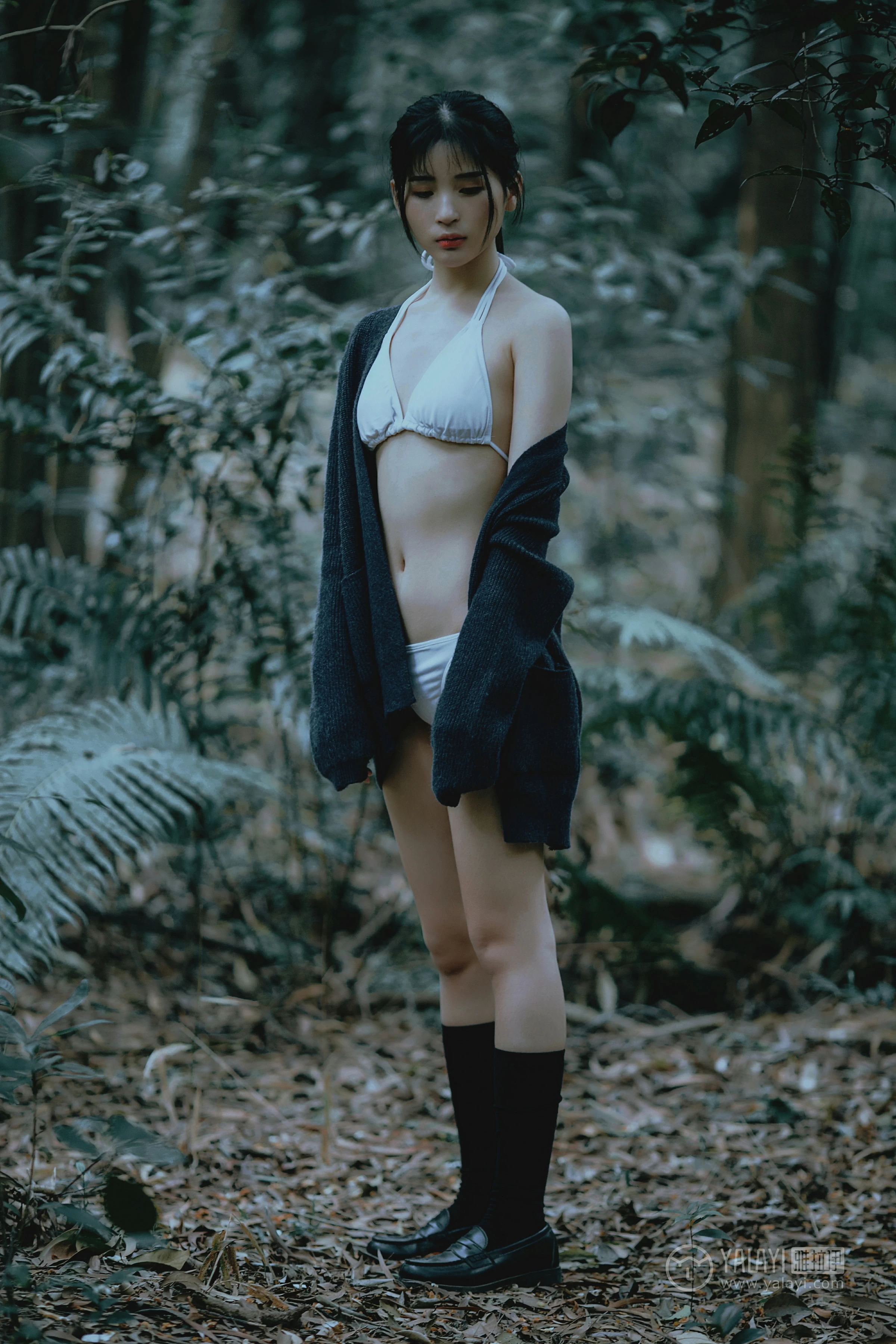 [YALAYI雅拉伊]No.183 深山漫步少女 阿惜 黑色外套与短袖加白色情趣内衣性感私房写真集第11张