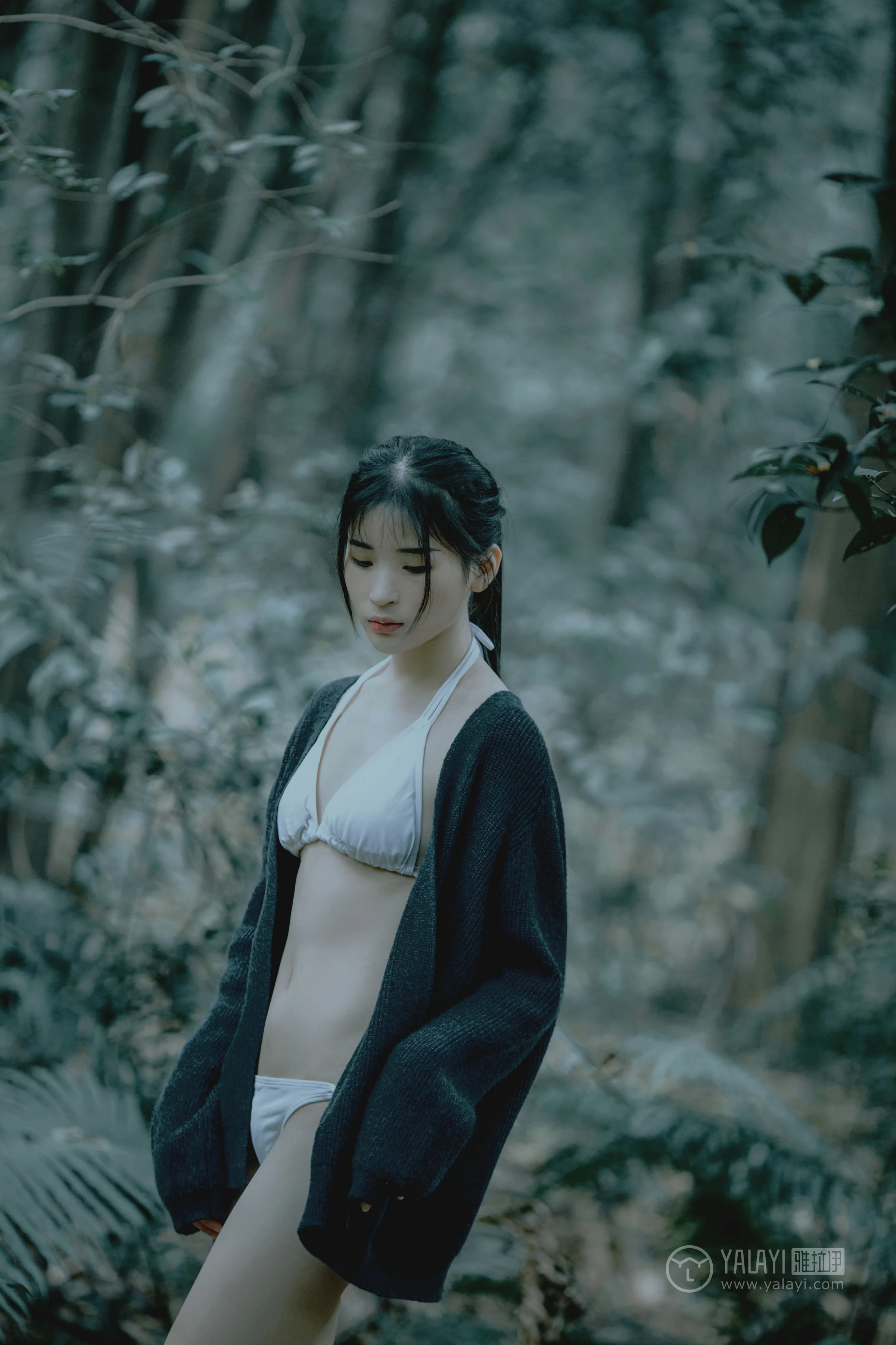 [YALAYI雅拉伊]No.183 深山漫步少女 阿惜 黑色外套与短袖加白色情趣内衣性感私房写真集第13张