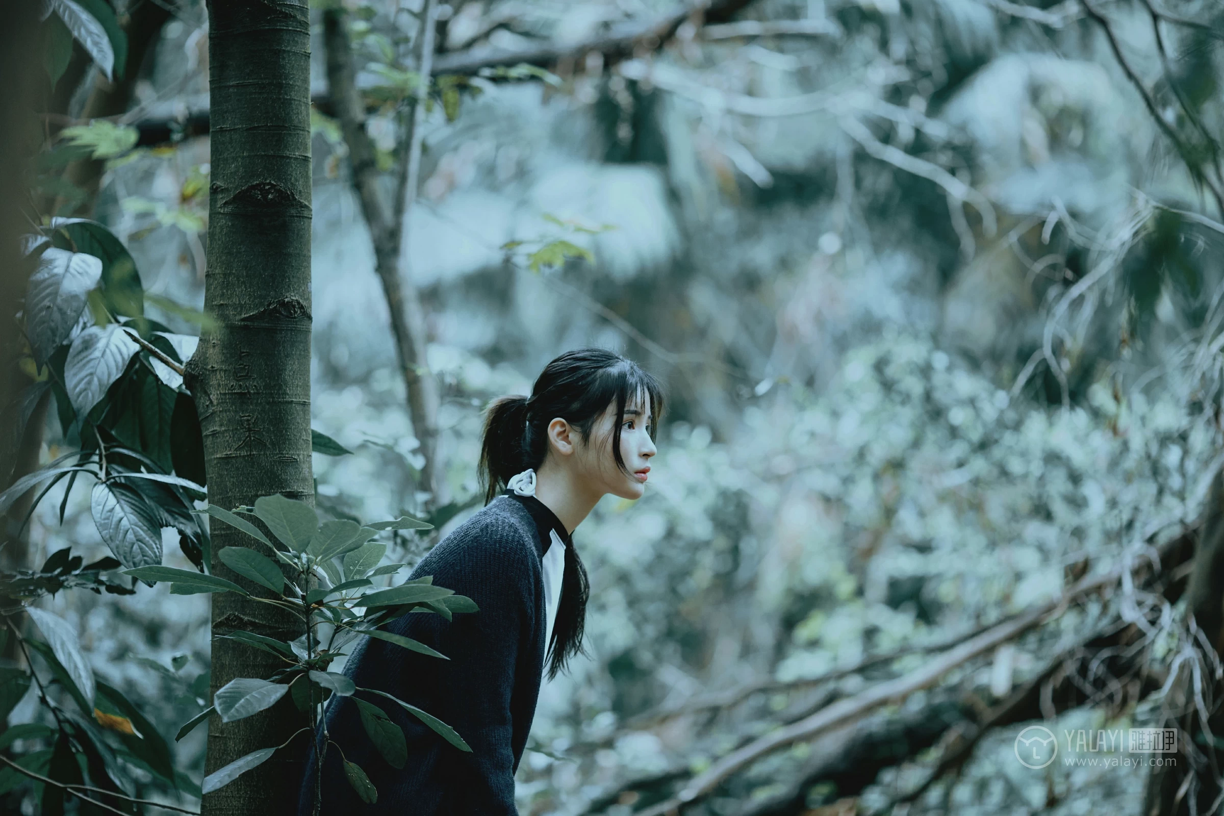 [YALAYI雅拉伊]No.183 深山漫步少女 阿惜 黑色外套与短袖加白色情趣内衣性感私房写真集第4张