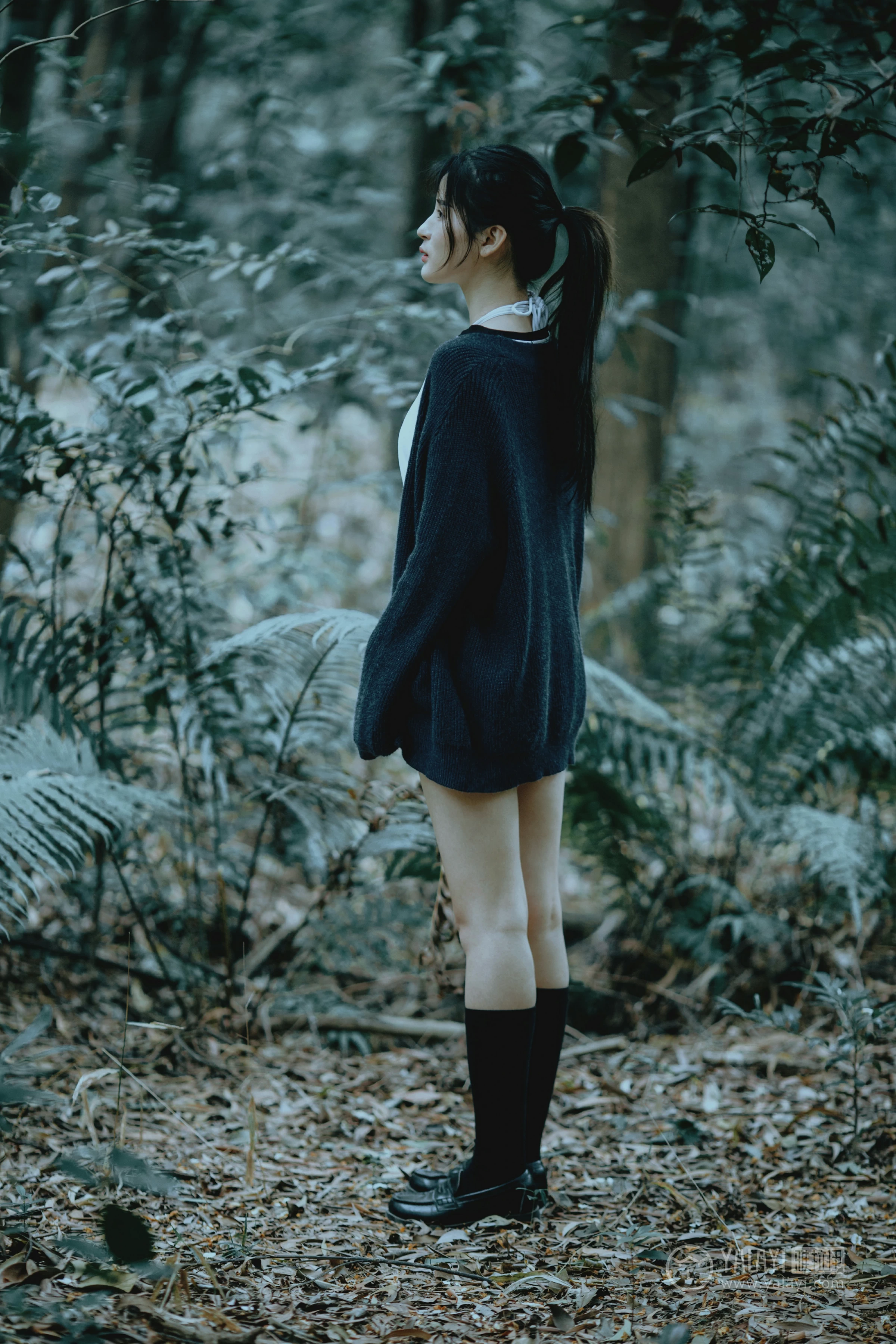 [YALAYI雅拉伊]No.183 深山漫步少女 阿惜 黑色外套与短袖加白色情趣内衣性感私房写真集第7张