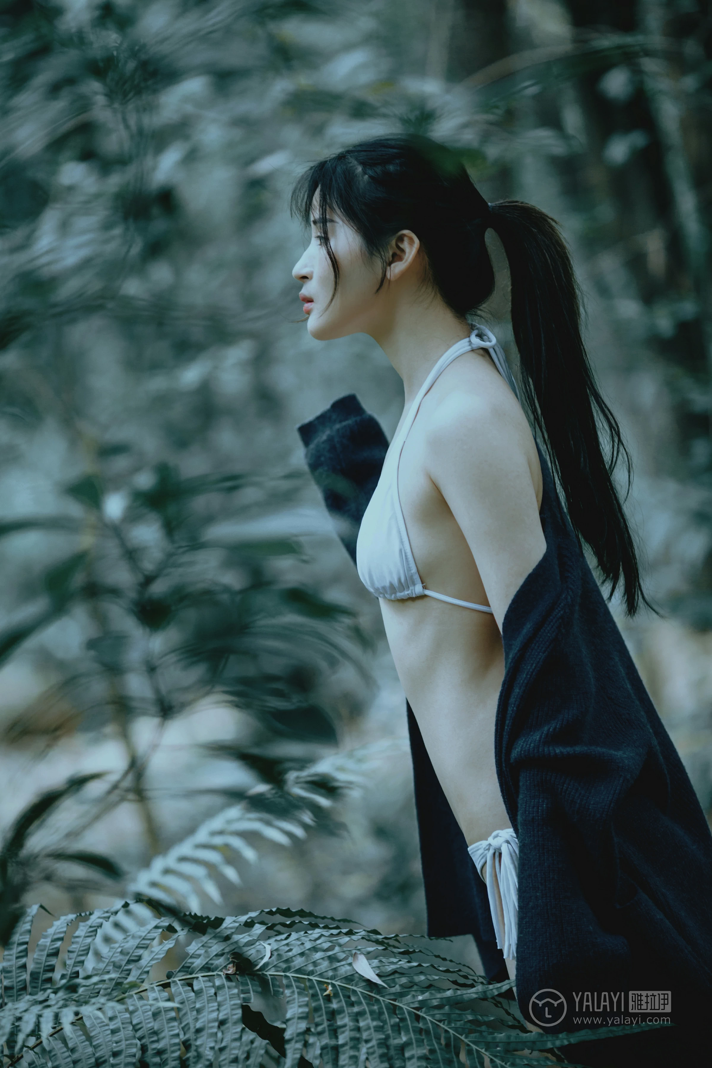 [YALAYI雅拉伊]No.183 深山漫步少女 阿惜 黑色外套与短袖加白色情趣内衣性感私房写真集第14张