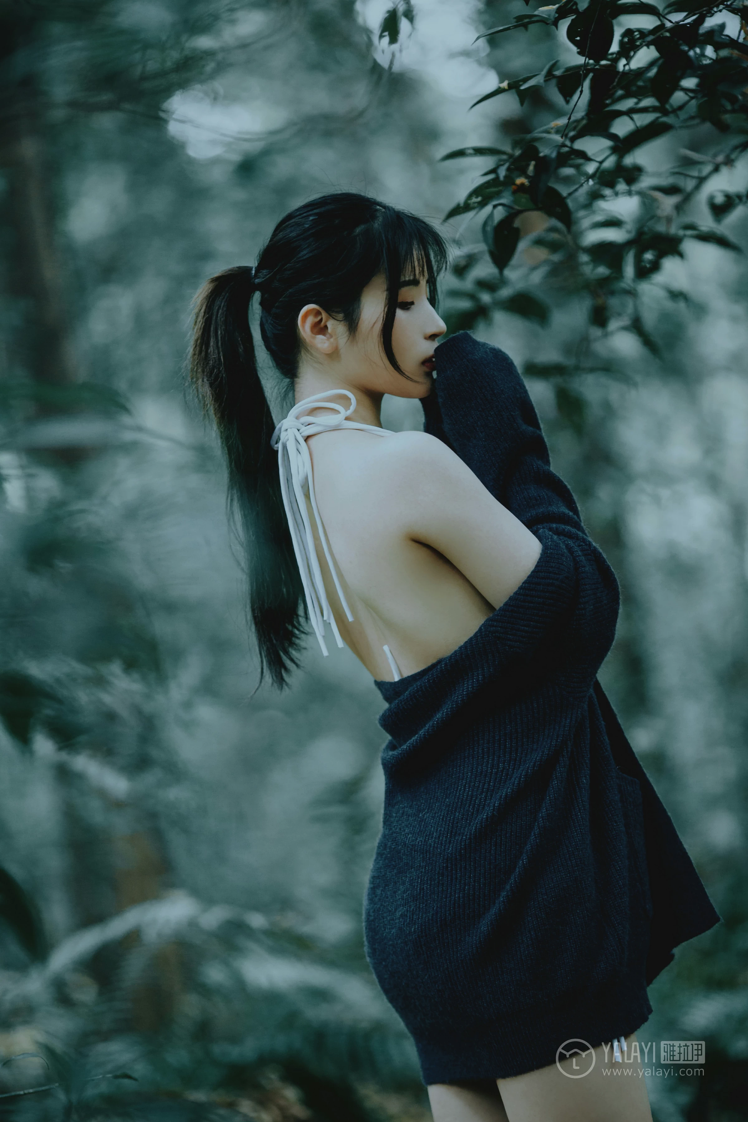 [YALAYI雅拉伊]No.183 深山漫步少女 阿惜 黑色外套与短袖加白色情趣内衣性感私房写真集第16张
