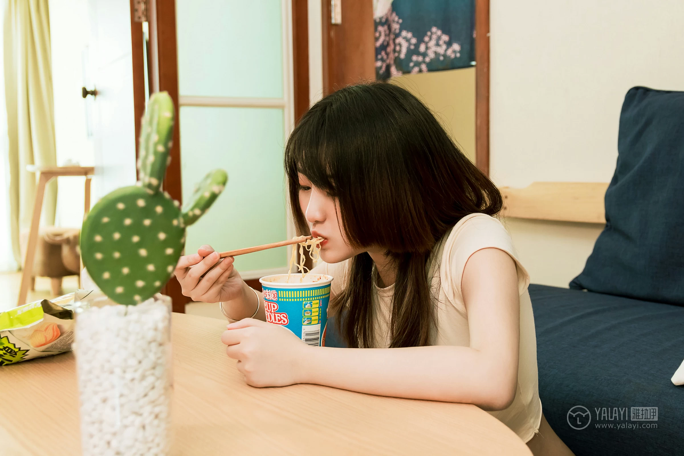 [YALAYI雅拉伊]No.184 葡萄熟了 娇子 白色紧身短袖加小可爱内裤性感私房写真集第11张