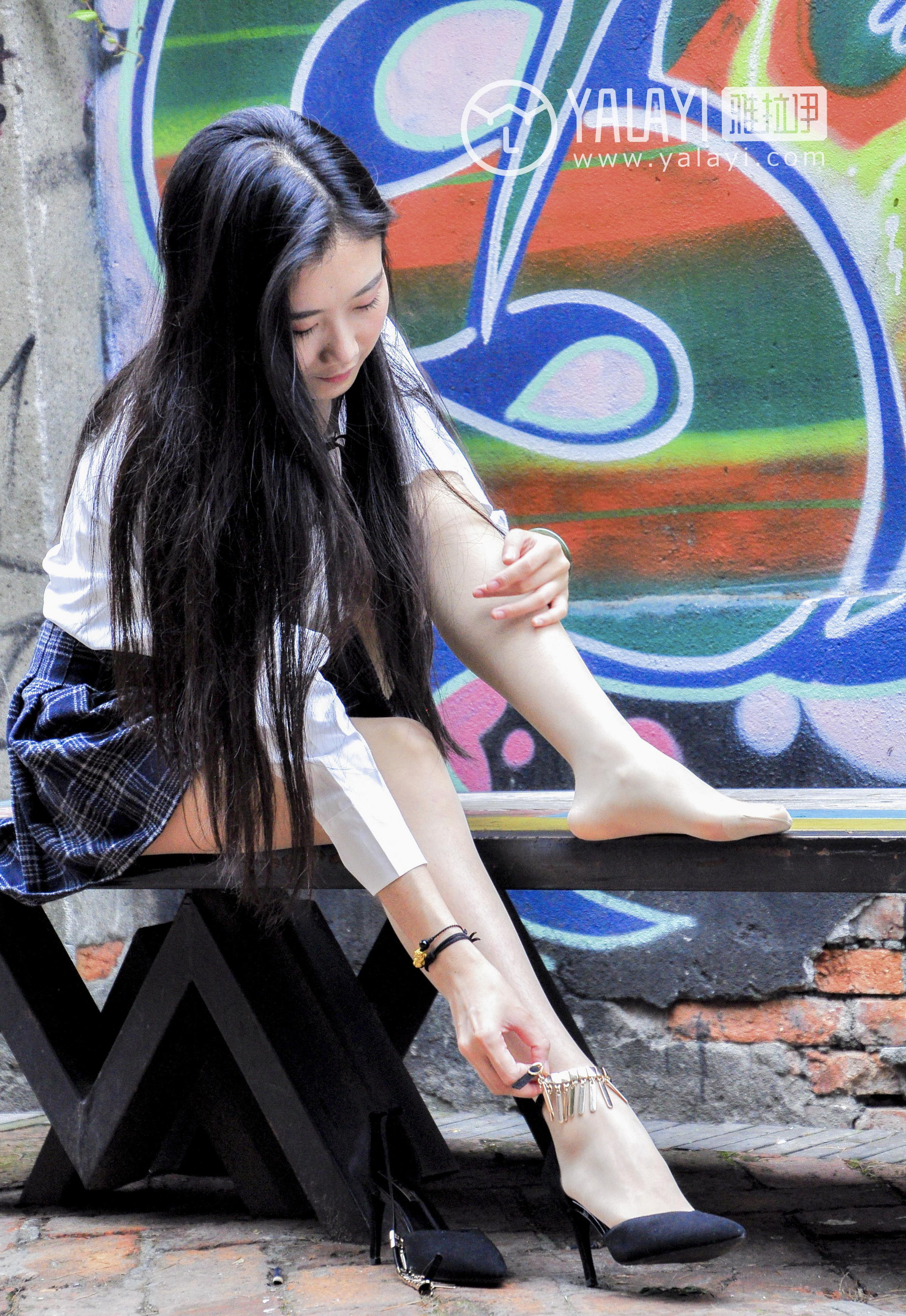 [YALAYI雅拉伊]NO.004 古装肉丝 林小珂 白色衬衫与短裙加肉色丝袜美腿性感私房写真集第3张