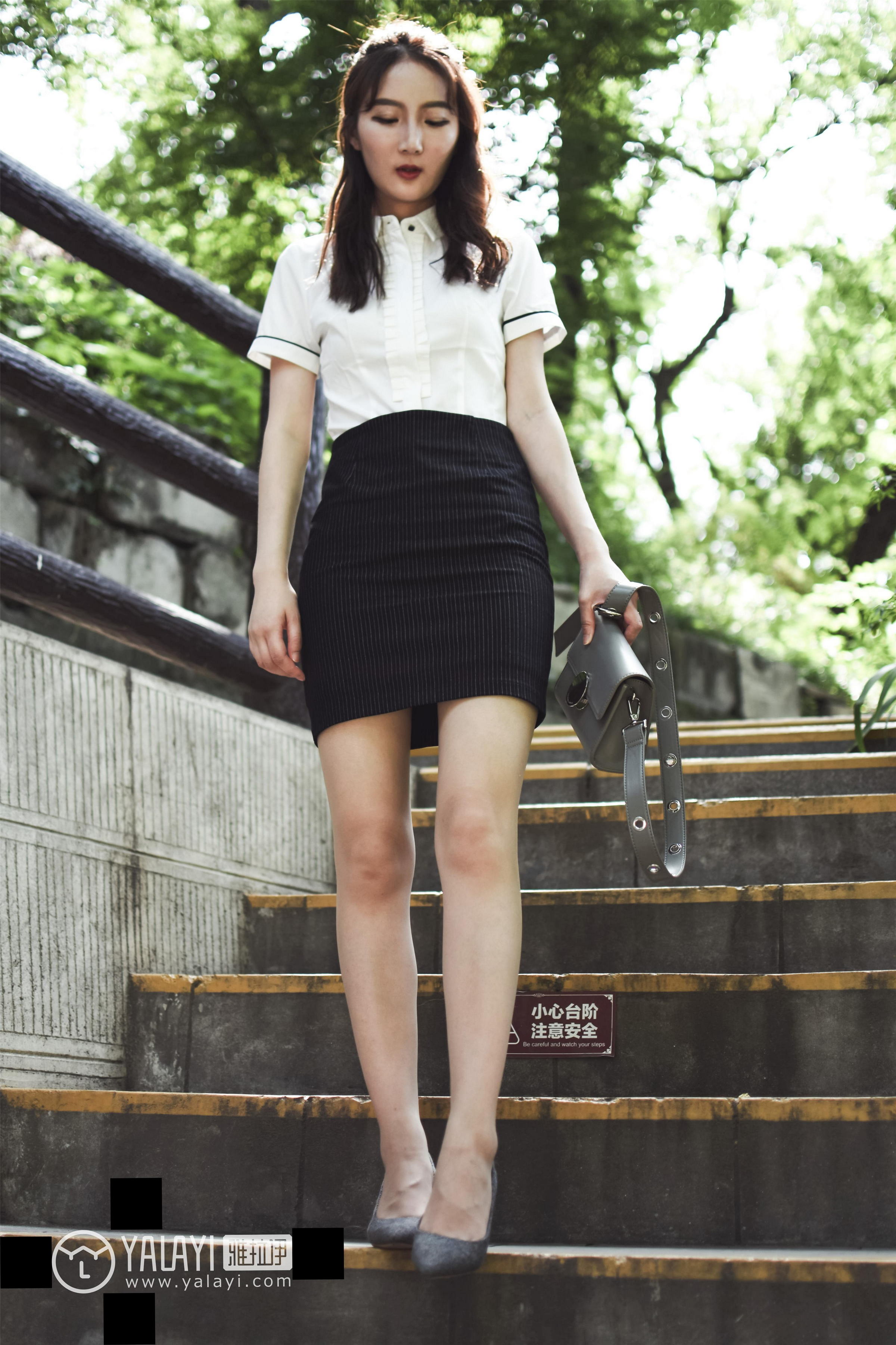 [YALAYI雅拉伊]NO.005 民国女孩叶肖肖 民国女生制服与白色短袖及黑色短裙加肉色丝袜美腿性感私房写真集第16张