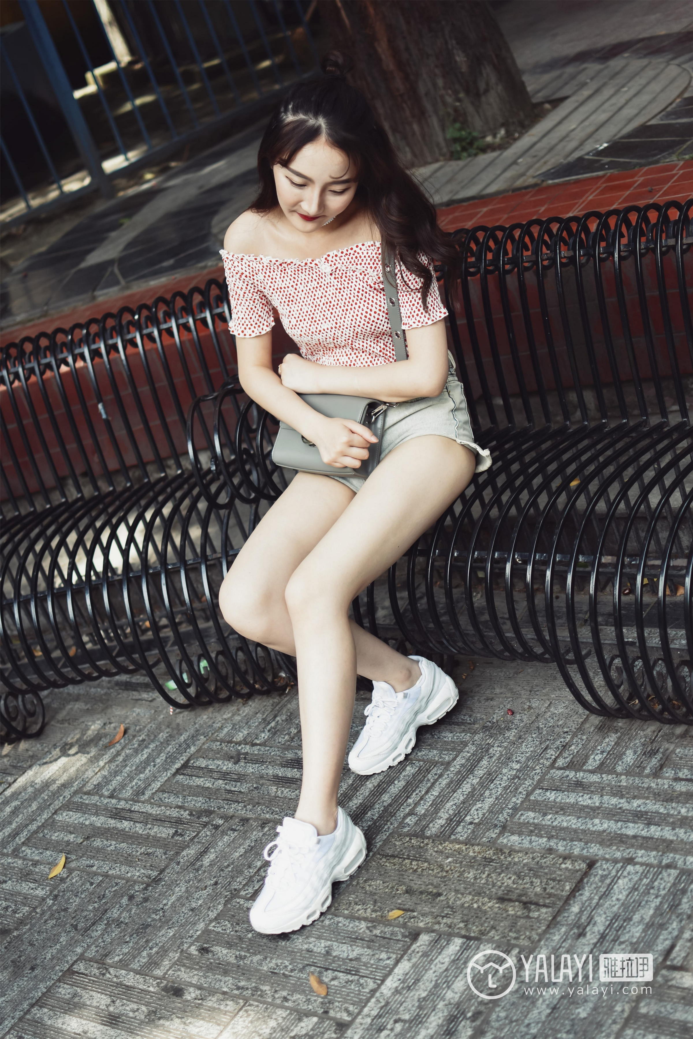 [YALAYI雅拉伊]NO.006 乐园女孩叶肖肖 抹胸短袖加性感短裤私房写真集第6张