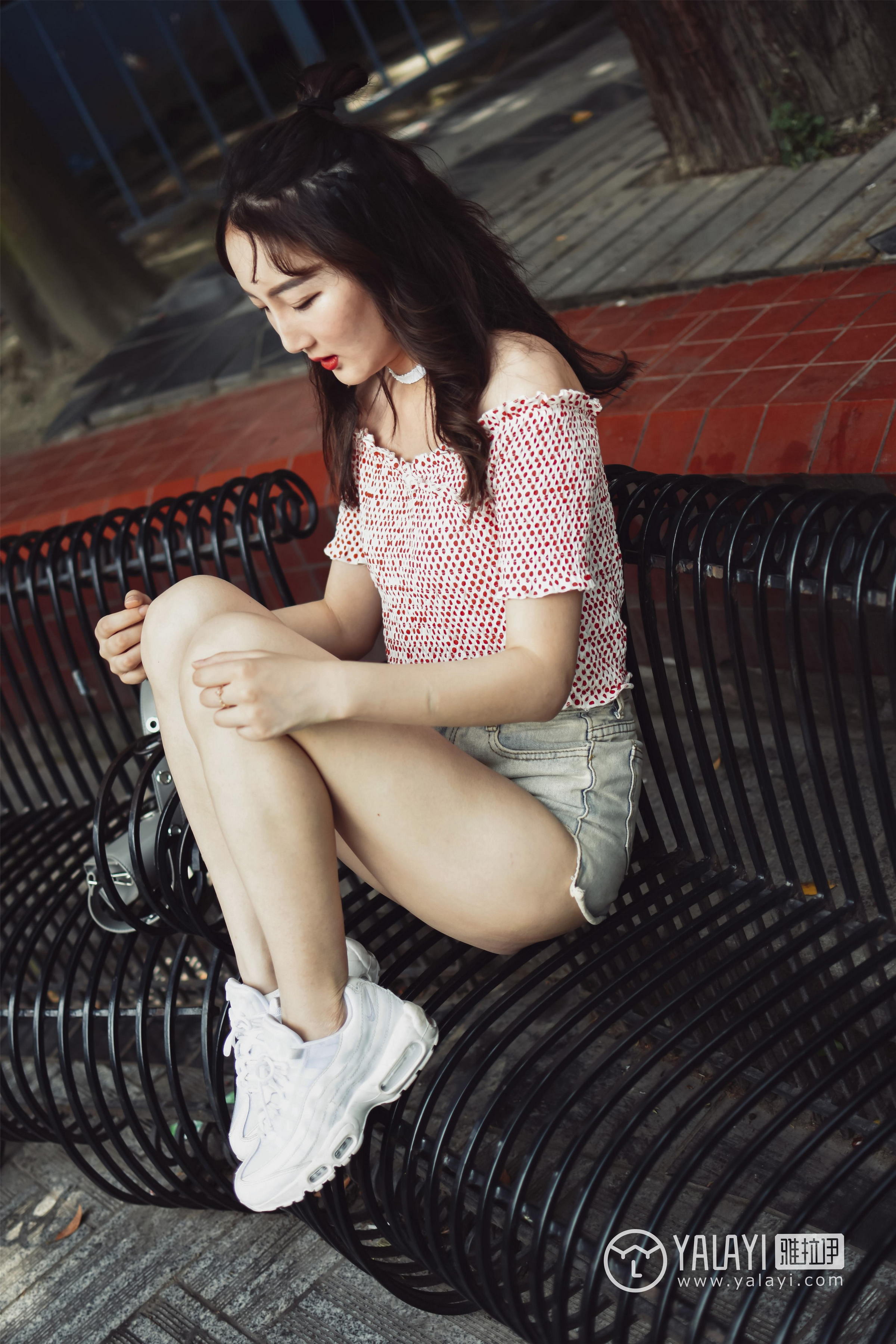 [YALAYI雅拉伊]NO.006 乐园女孩叶肖肖 抹胸短袖加性感短裤私房写真集第8张