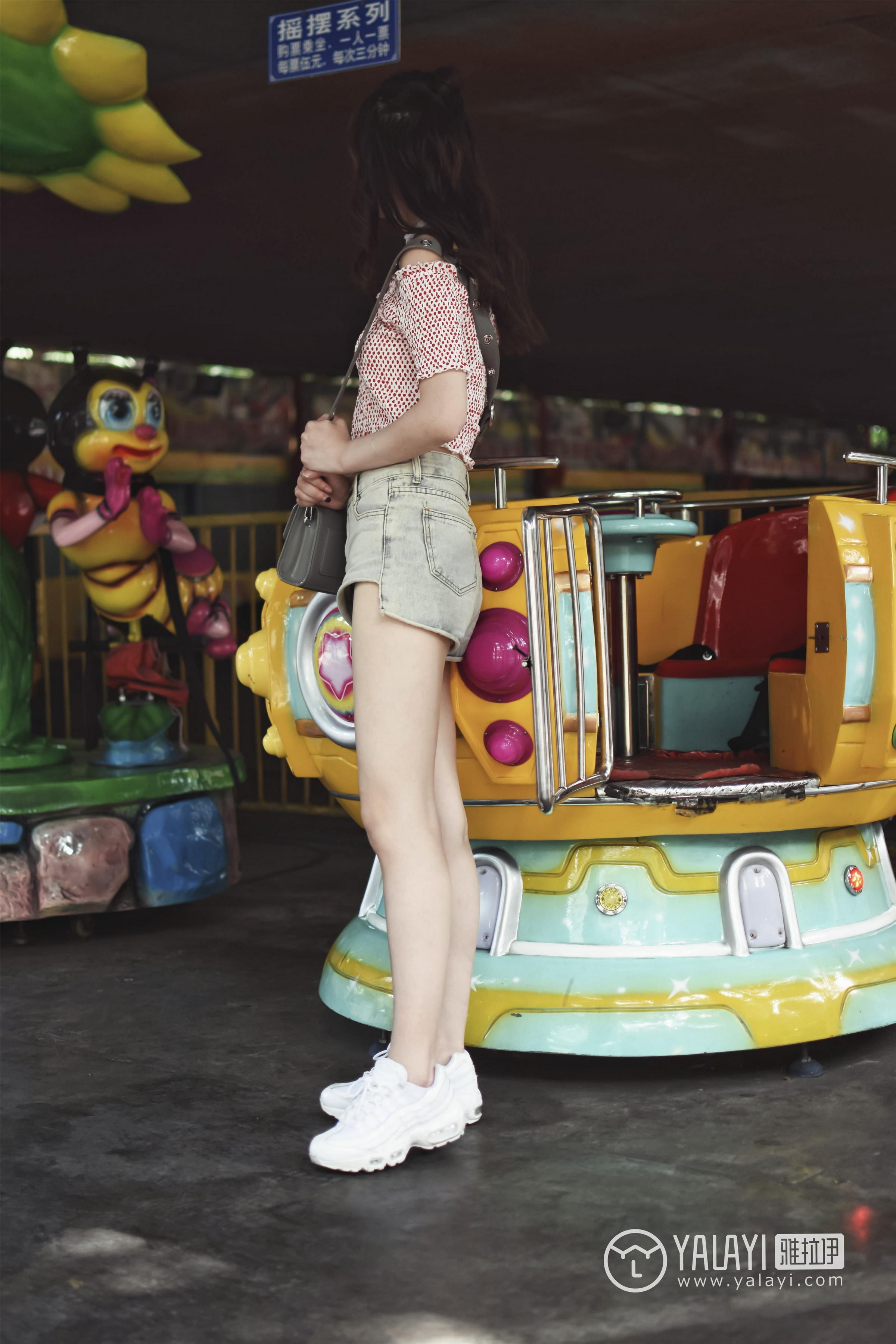 [YALAYI雅拉伊]NO.006 乐园女孩叶肖肖 抹胸短袖加性感短裤私房写真集第11张