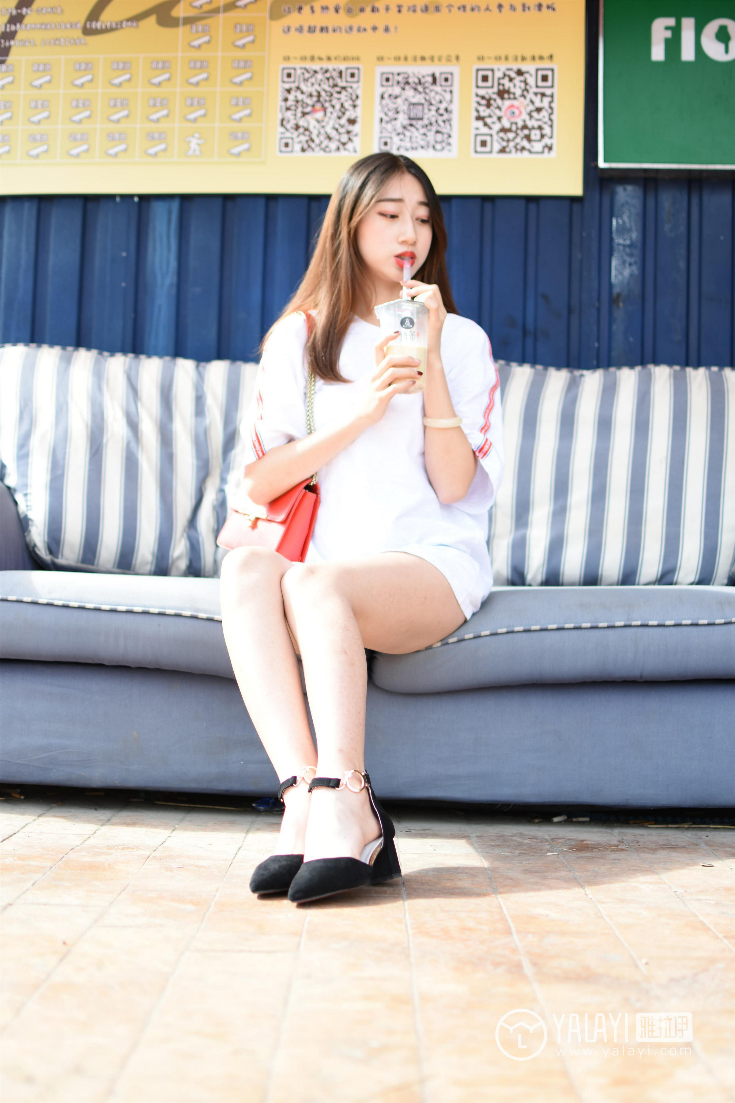 [YALAYI雅拉伊]NO.013 阳光下的裸腿单车 木晓雨 白色连身短袖加牛仔热裤性感私房写真集第2张