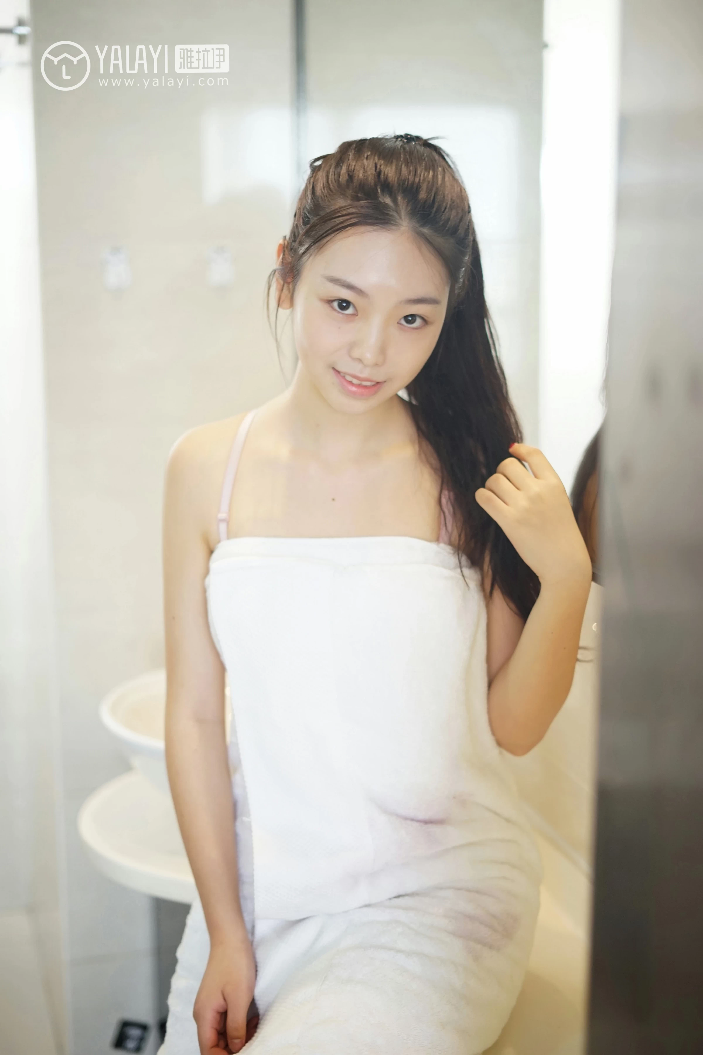 [YALAYI雅拉伊]NO.022 私房物语 严冰冰 黑色紧身制服加格子短裙与白色浴袍性感私房写真集第9张