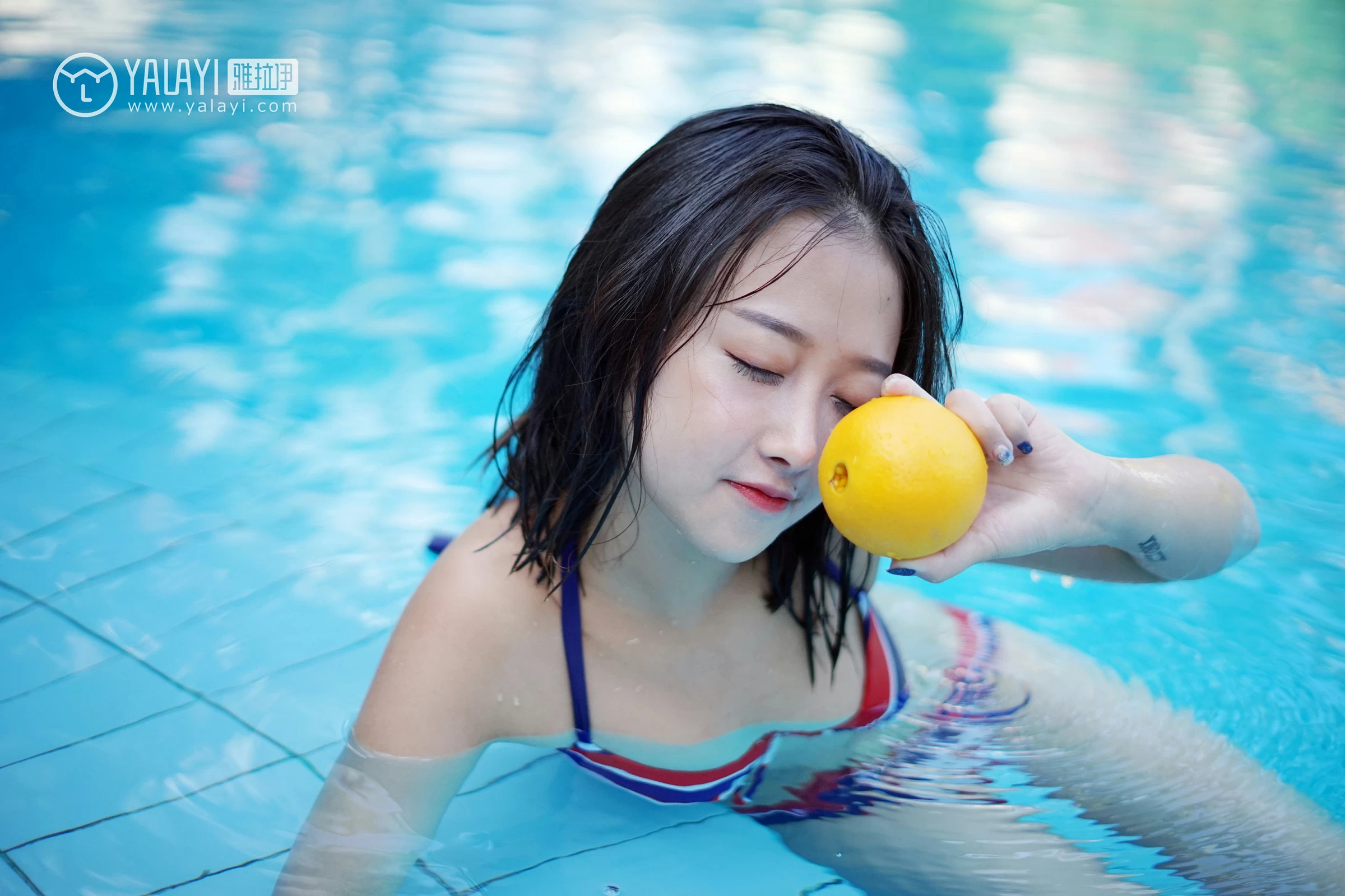 [YALAYI雅拉伊]NO.024 夏日时光 王小淼 彩色比基尼泳装与蓝色浴巾性感私房写真集第11张