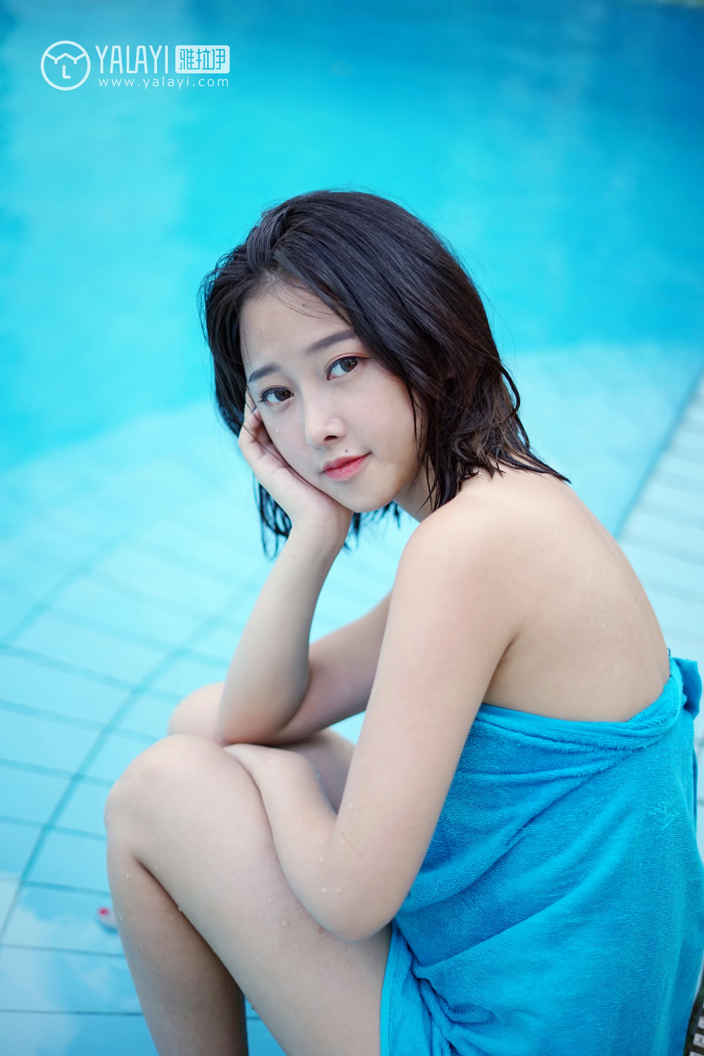 [YALAYI雅拉伊]NO.024 夏日时光 王小淼 彩色比基尼泳装与蓝色浴巾性感私房写真集第13张