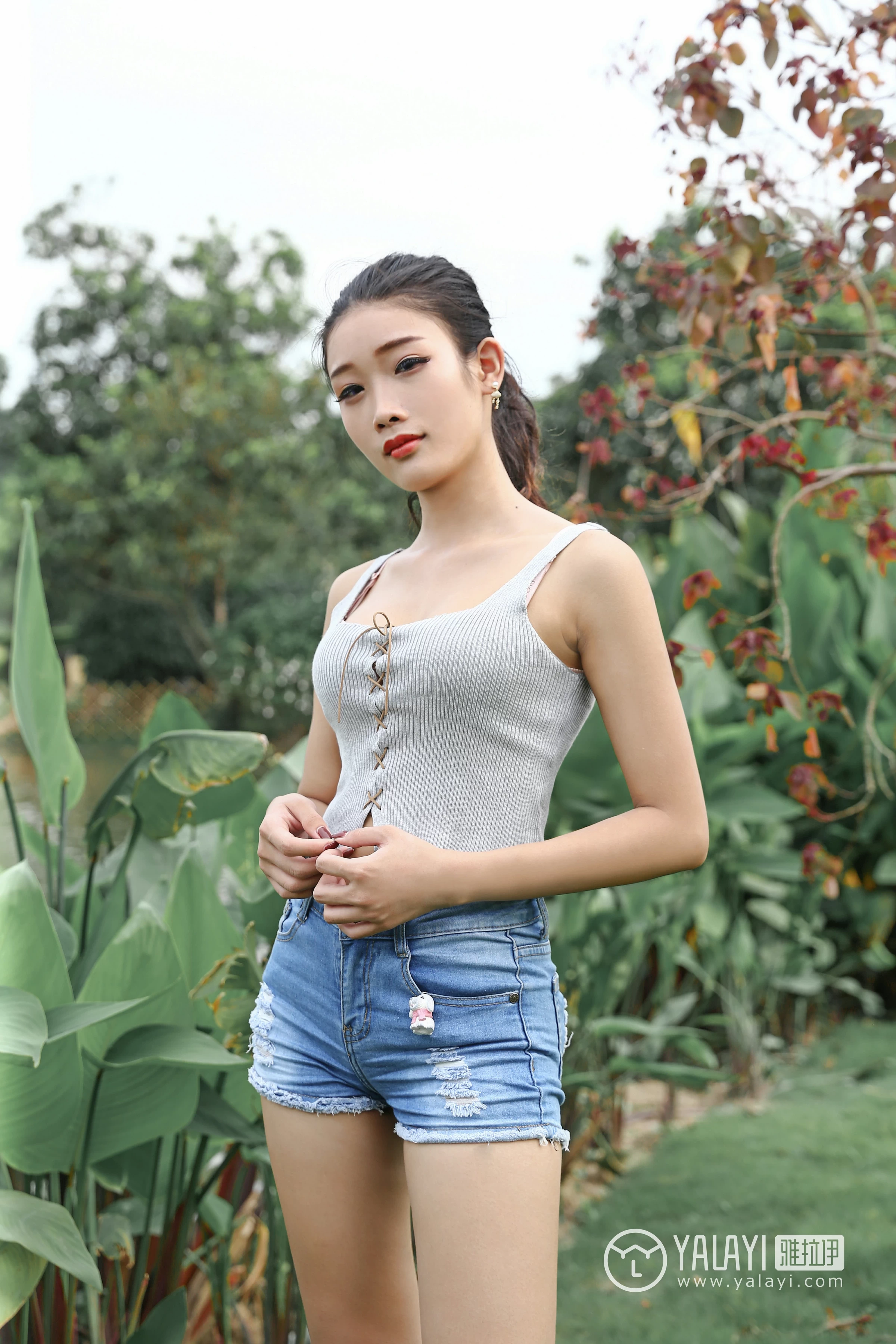 [YALAYI雅拉伊]NO.026 花儿少女 兔洱 白色背心加牛仔热裤性感私房写真集第3张