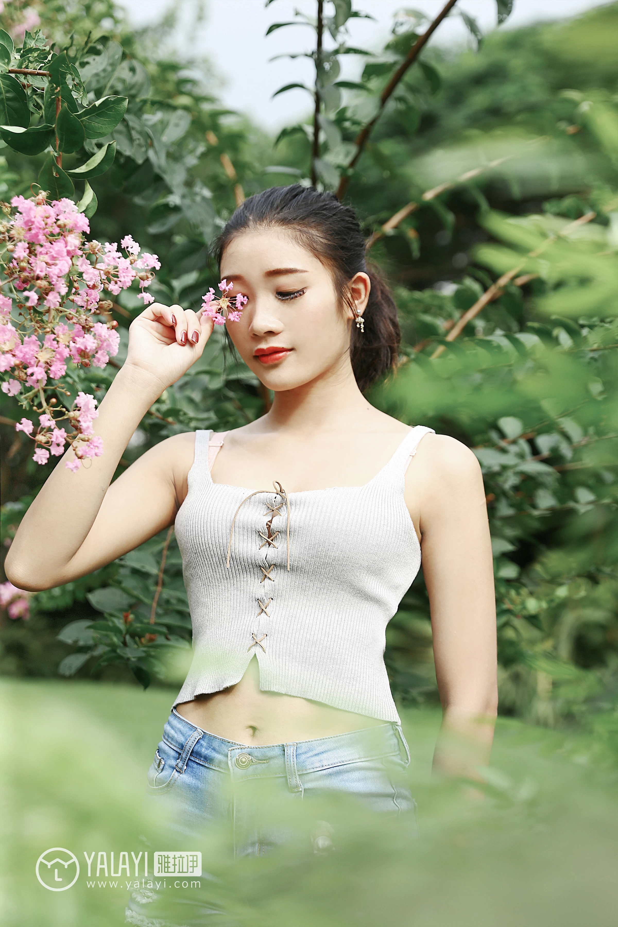 [YALAYI雅拉伊]NO.026 花儿少女 兔洱 白色背心加牛仔热裤性感私房写真集第7张