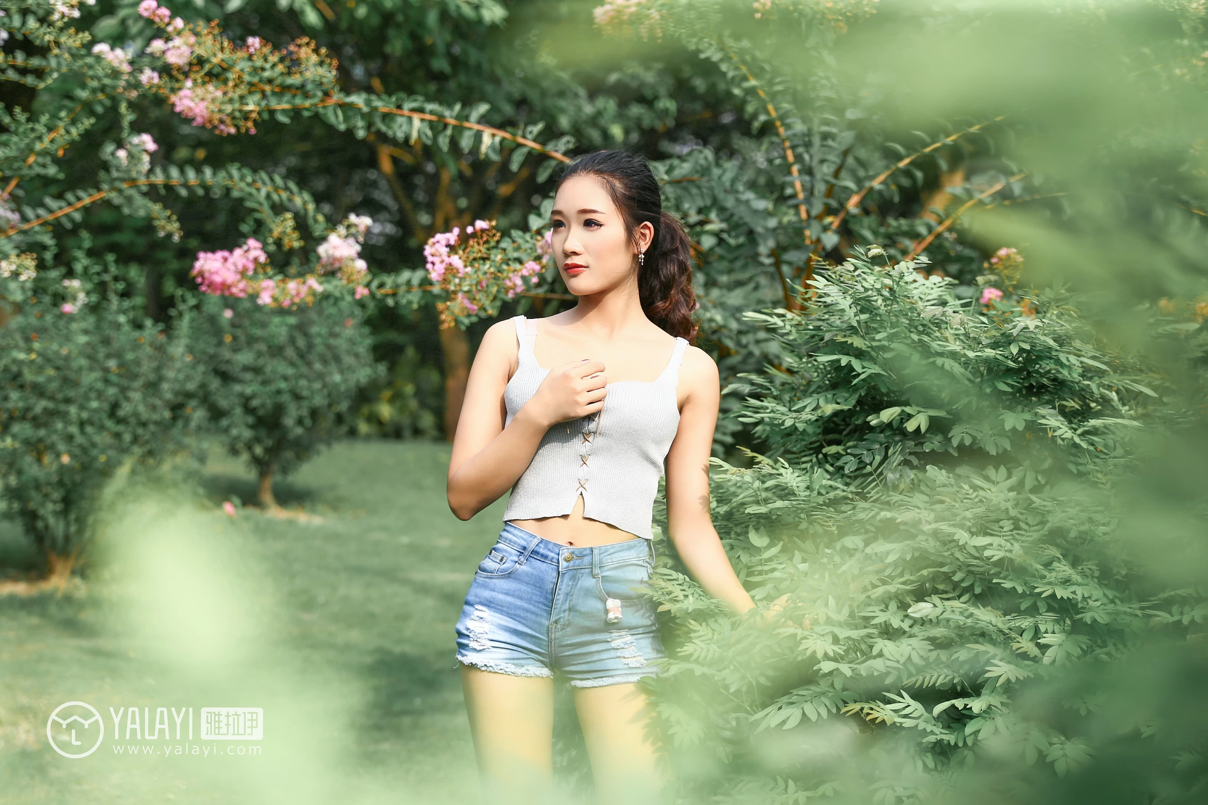 [YALAYI雅拉伊]NO.026 花儿少女 兔洱 白色背心加牛仔热裤性感私房写真集第9张