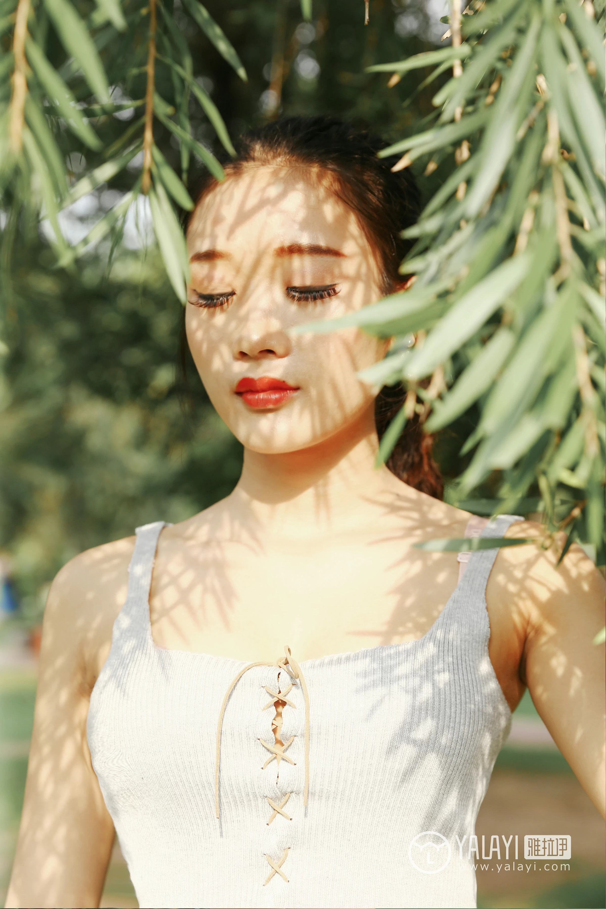 [YALAYI雅拉伊]NO.026 花儿少女 兔洱 白色背心加牛仔热裤性感私房写真集第9张