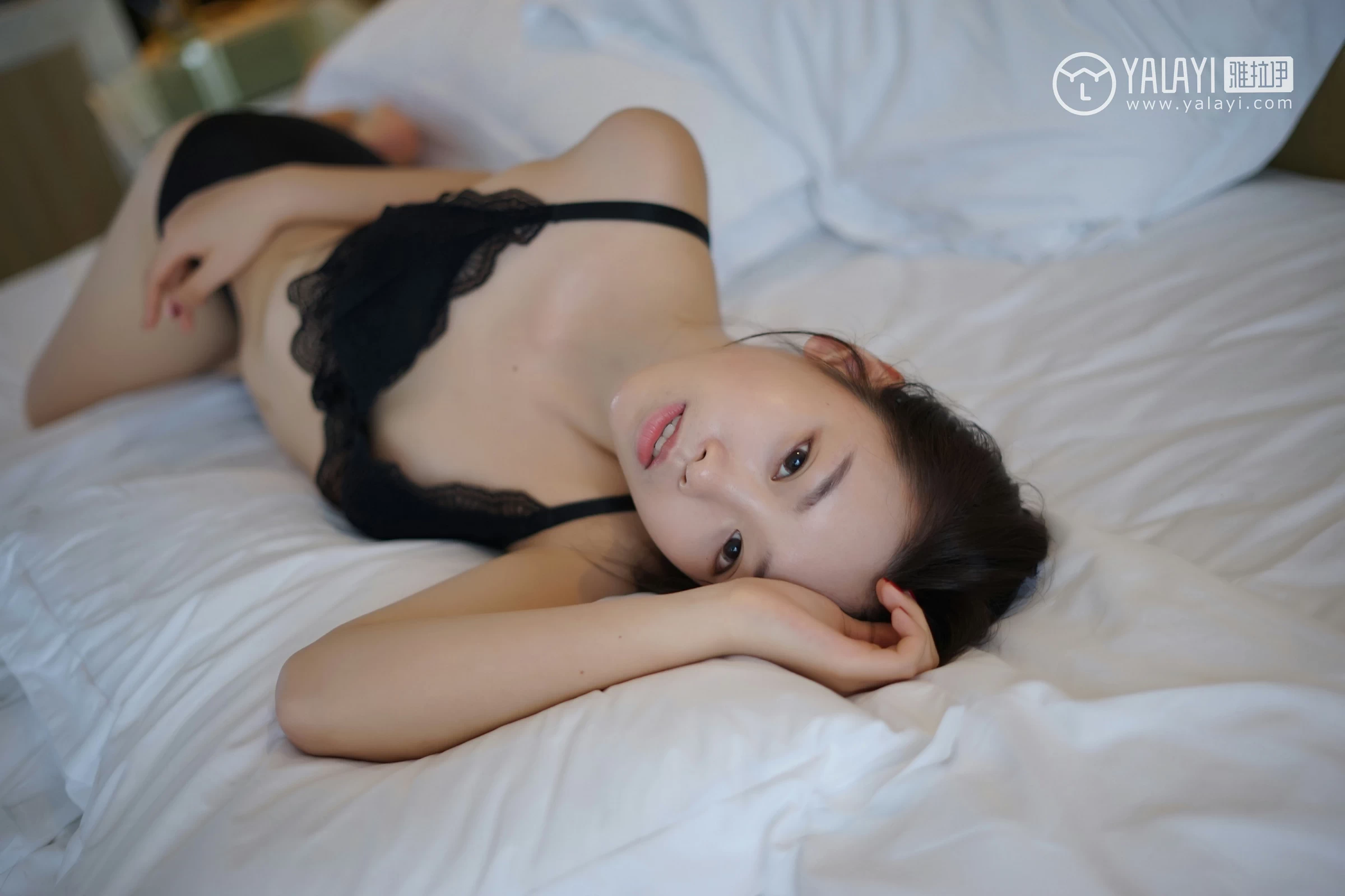 [YALAYI雅拉伊]NO.018 水嫩红颜 严冰冰 黑色透视连衣裙加黑色蕾丝内衣性感私房写真集第14张