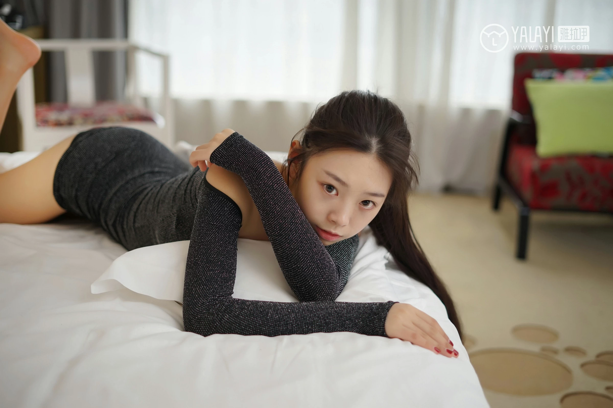 [YALAYI雅拉伊]NO.019 滚床单的诱惑 严冰冰 黑色紧身抹胸连衣裙性感私房写真集第4张