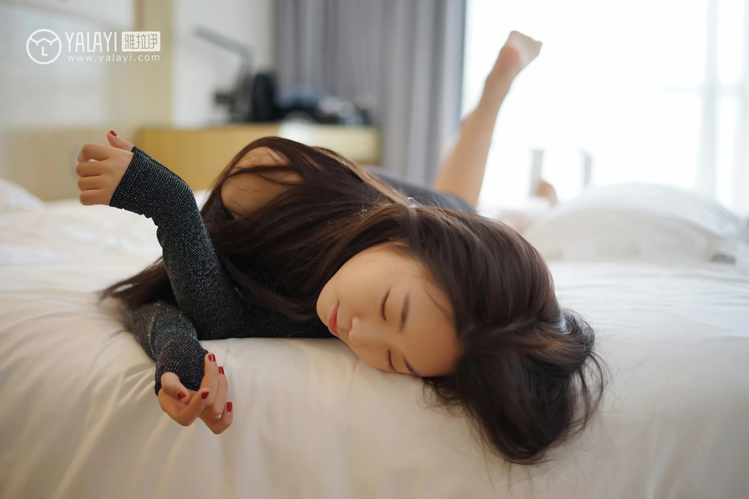 [YALAYI雅拉伊]NO.019 滚床单的诱惑 严冰冰 黑色紧身抹胸连衣裙性感私房写真集第13张