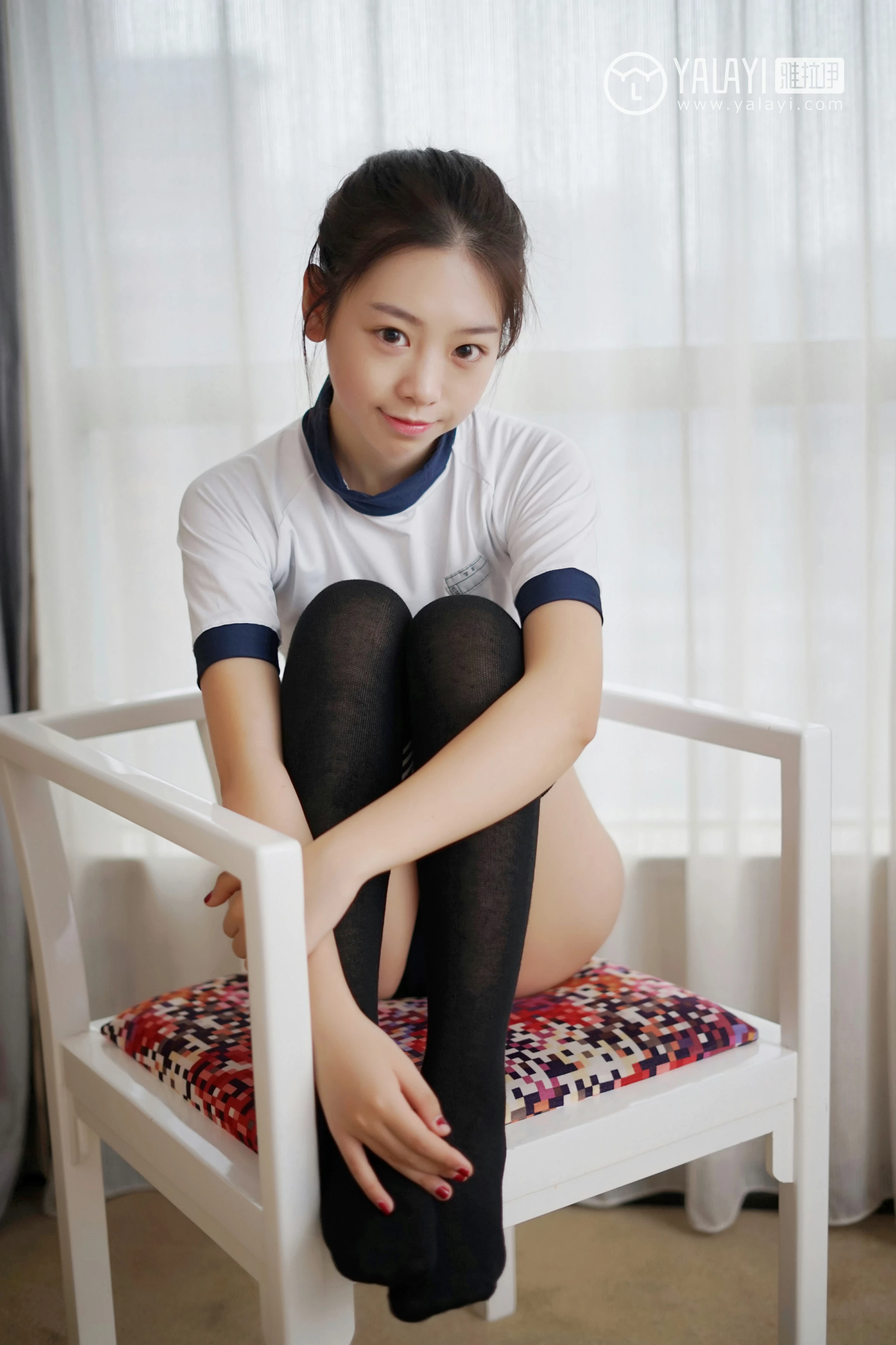 [YALAYI雅拉伊]NO.020 清纯学妹 严冰冰 白色紧身短袖与黑色安全裤加黑色丝袜美腿性感私房写真集第8张