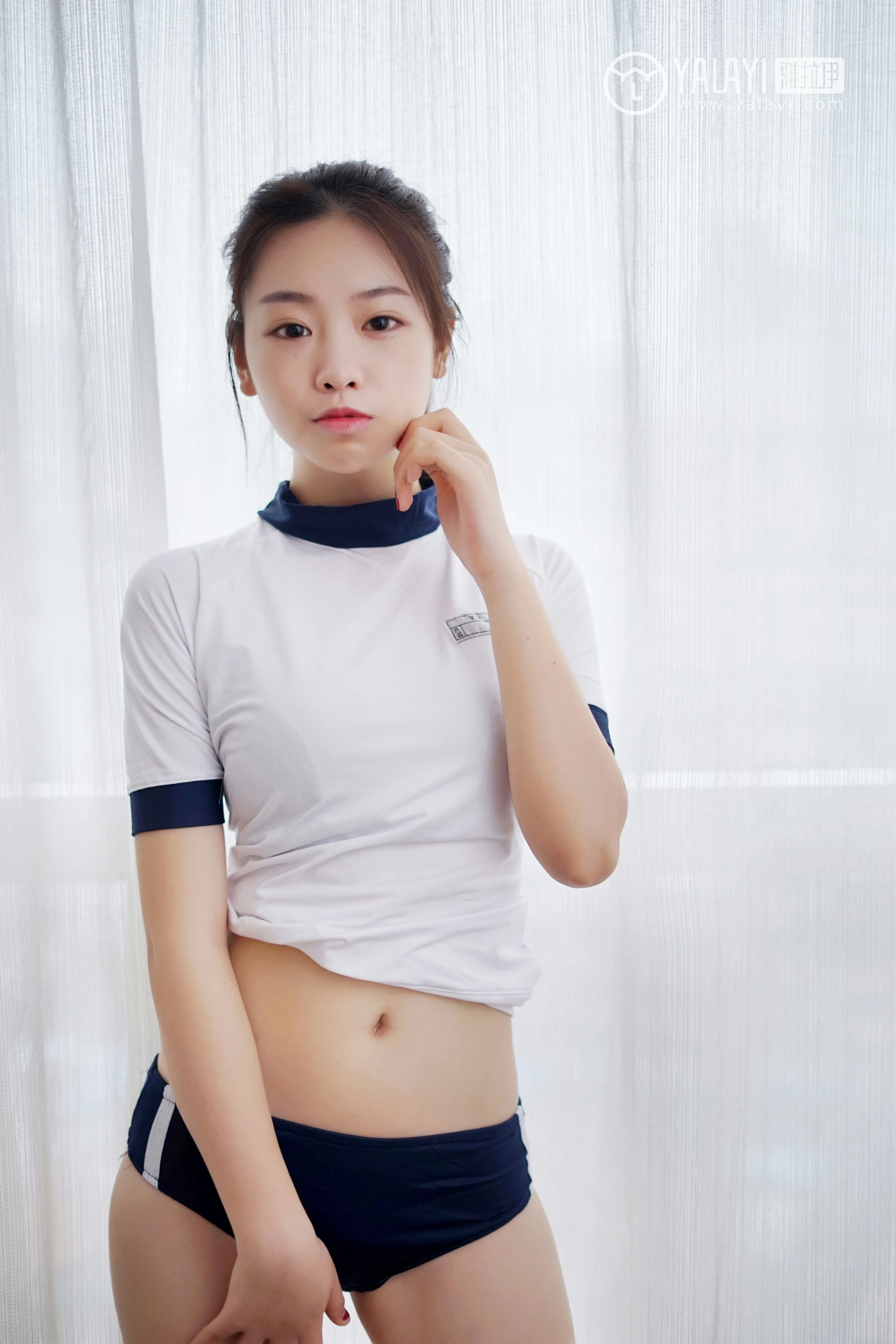 [YALAYI雅拉伊]NO.020 清纯学妹 严冰冰 白色紧身短袖与黑色安全裤加黑色丝袜美腿性感私房写真集第11张