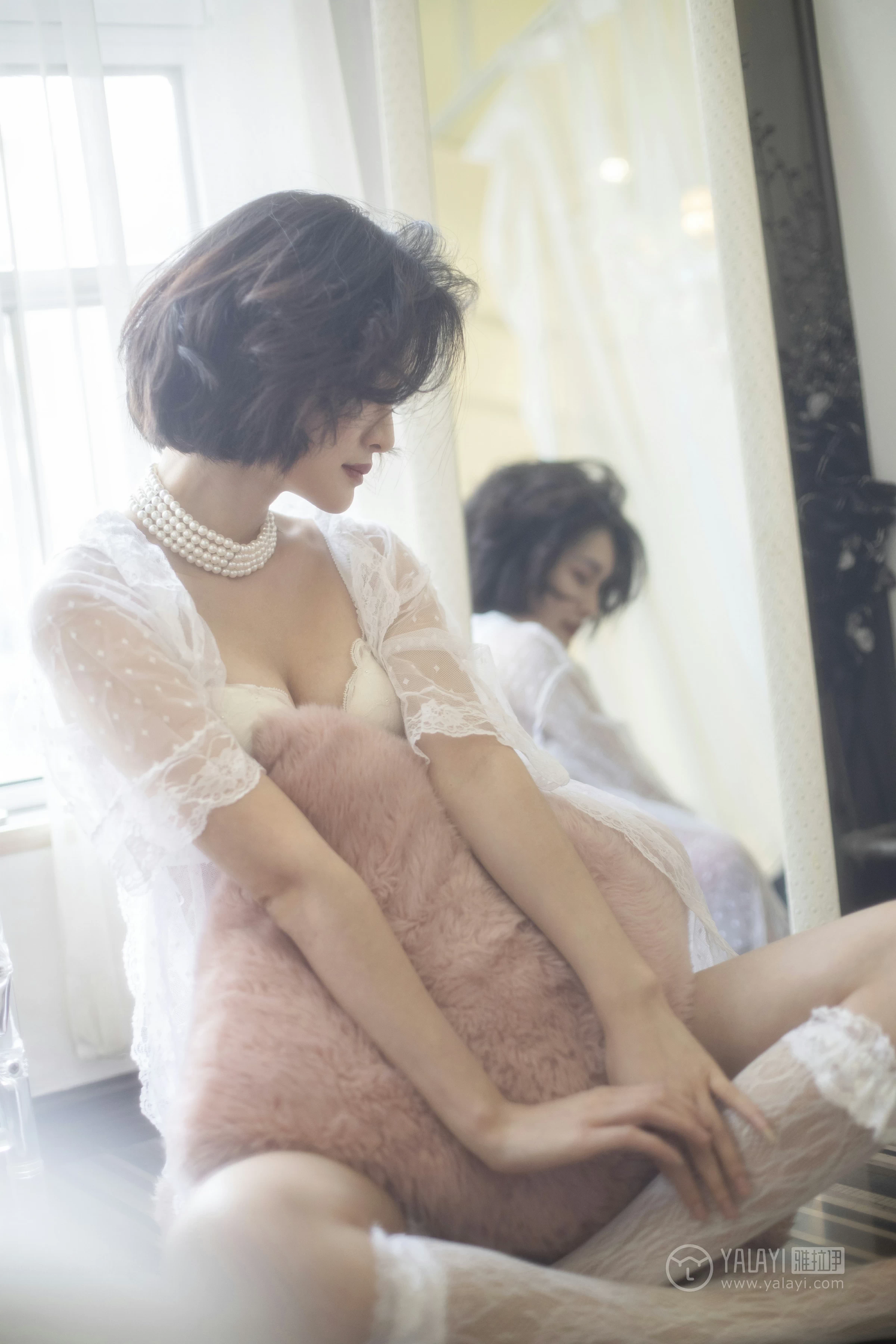 [YALAYI雅拉伊]No.187 盼兮 王艺颖 透视镂空睡衣与白色蕾丝内衣加白色情趣渔网袜性感私房写真集第14张