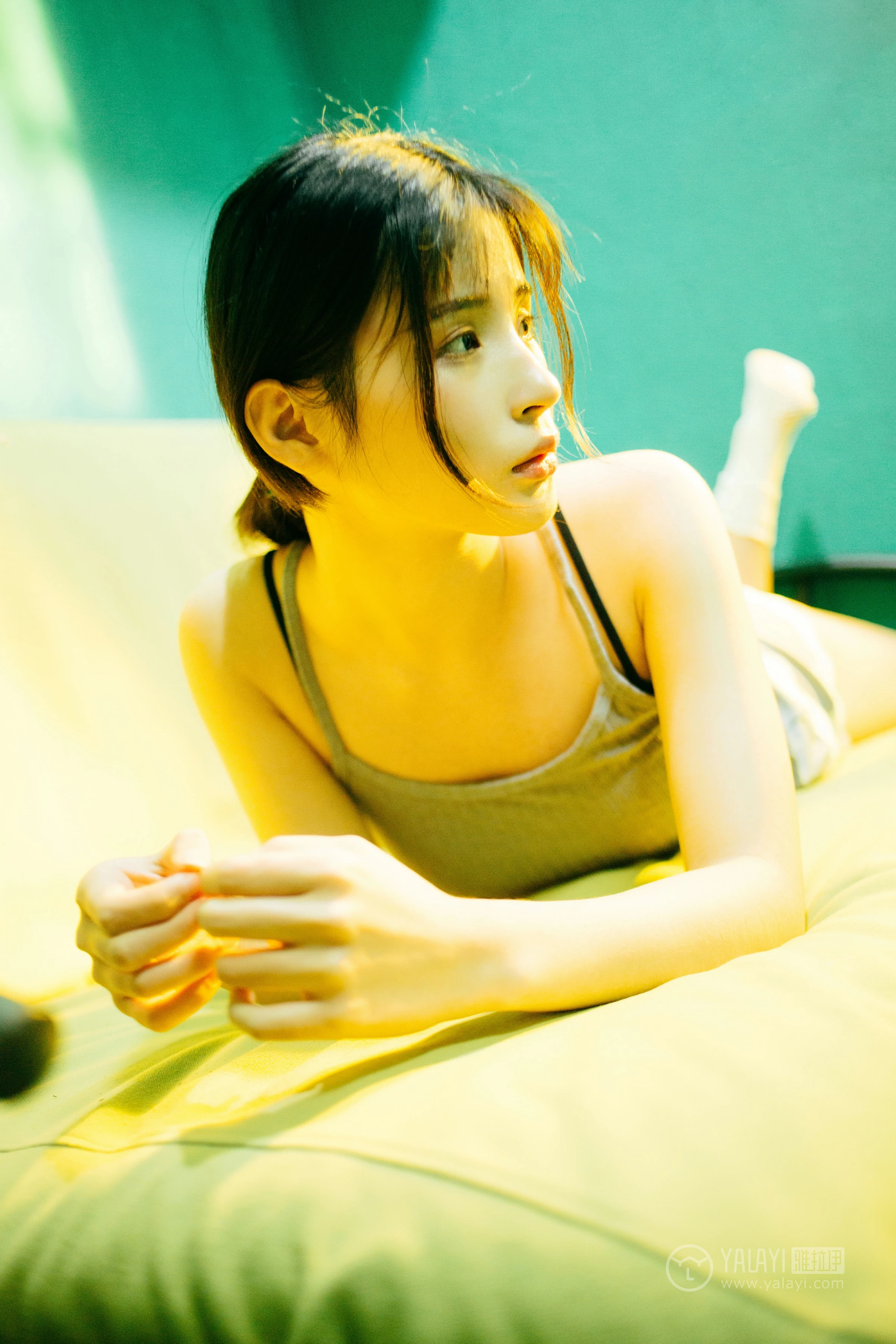 [YALAYI雅拉伊]No.198 重庆森林 阿惜 灰色吊带小背心加安全短裤性感私房写真集第9张