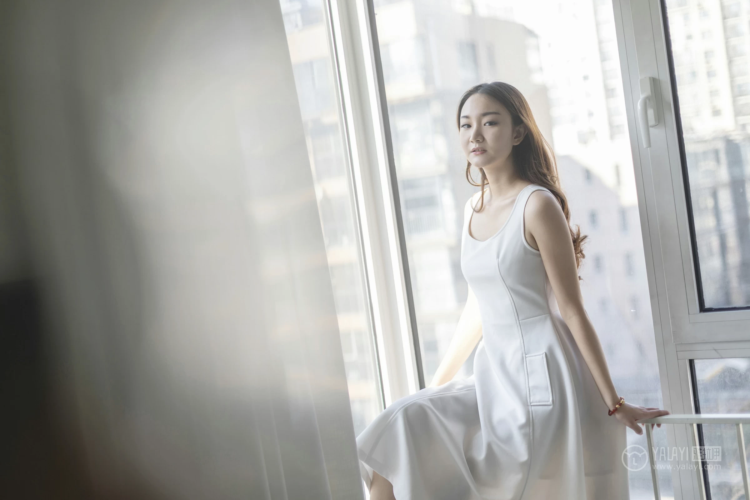 [YALAYI雅拉伊]No.212 白色星期六 丁煊彤 白色连身礼裙性感私房写真集第3张