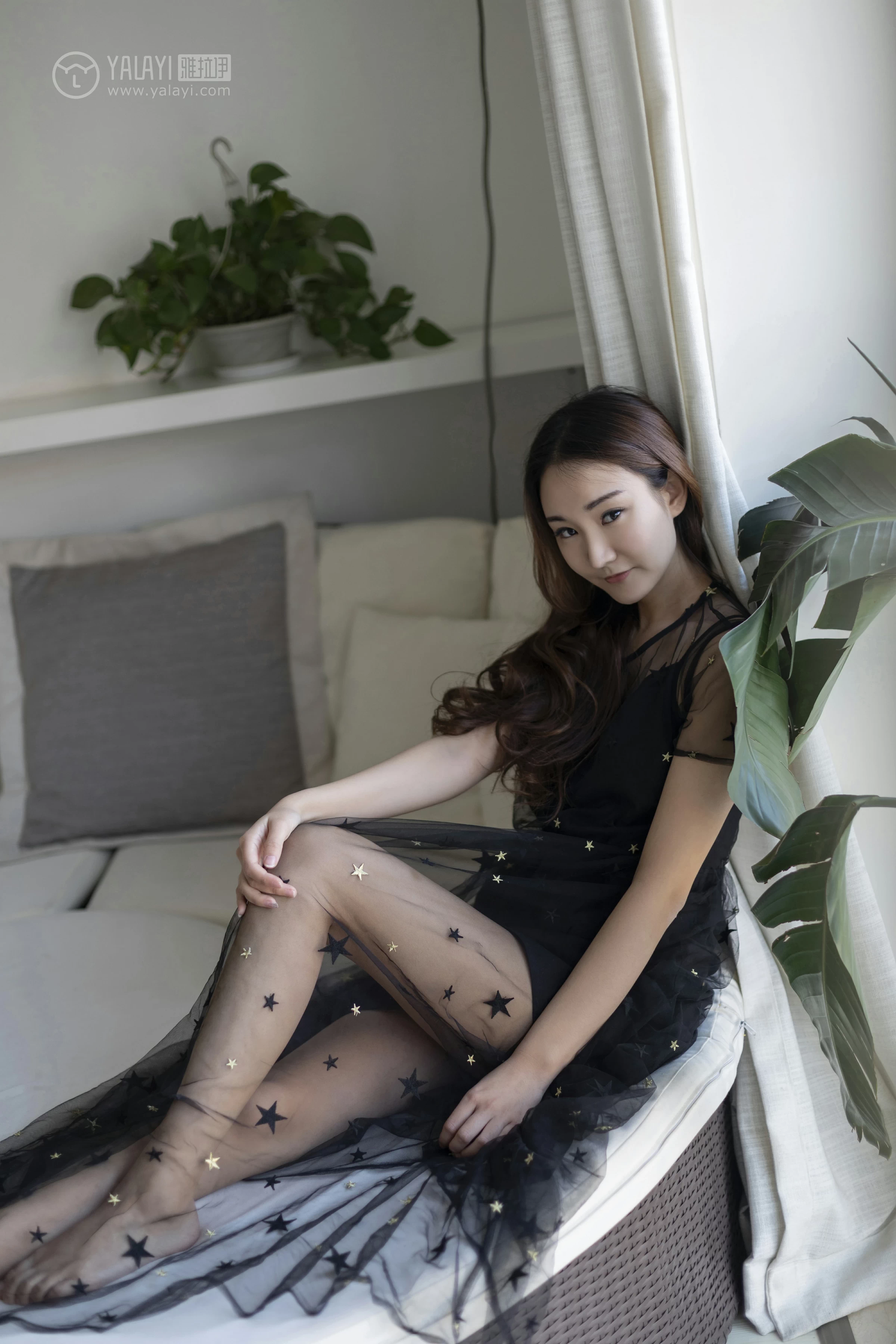 [YALAYI雅拉伊]No.220 等候 丁煊彤 黑色透视吊带连衣裙性感私房写真集第2张
