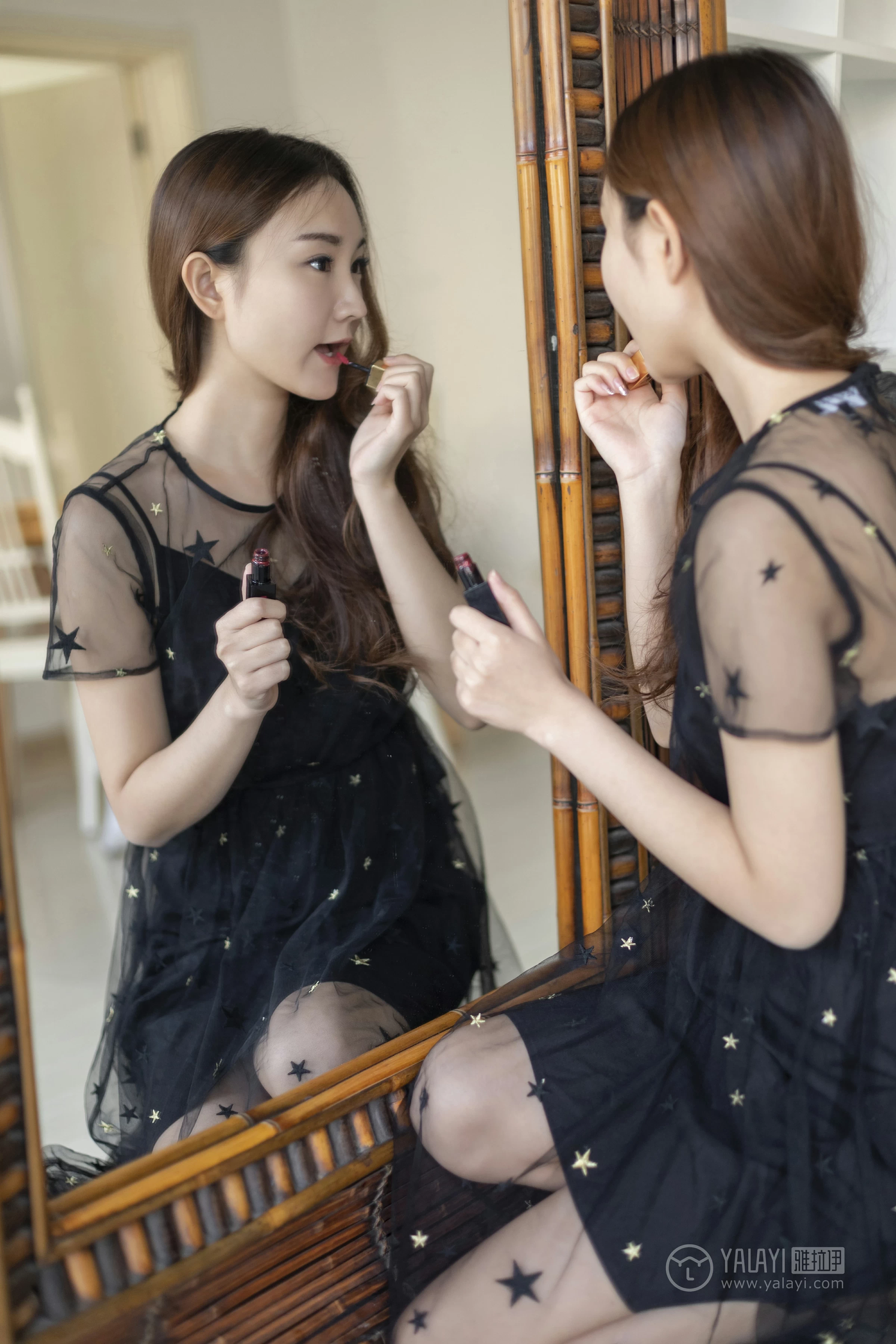 [YALAYI雅拉伊]No.220 等候 丁煊彤 黑色透视吊带连衣裙性感私房写真集第4张