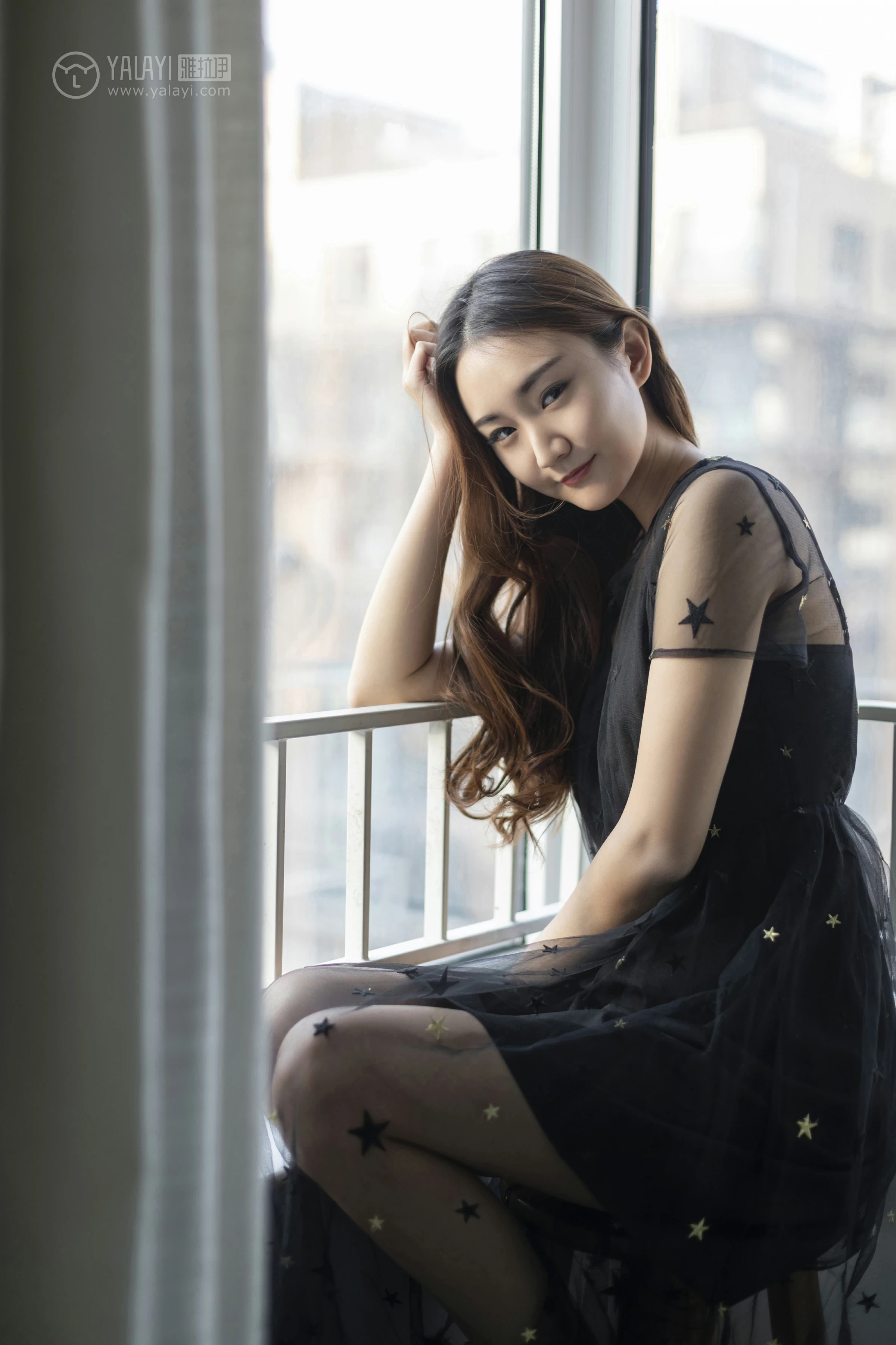 [YALAYI雅拉伊]No.220 等候 丁煊彤 黑色透视吊带连衣裙性感私房写真集第7张