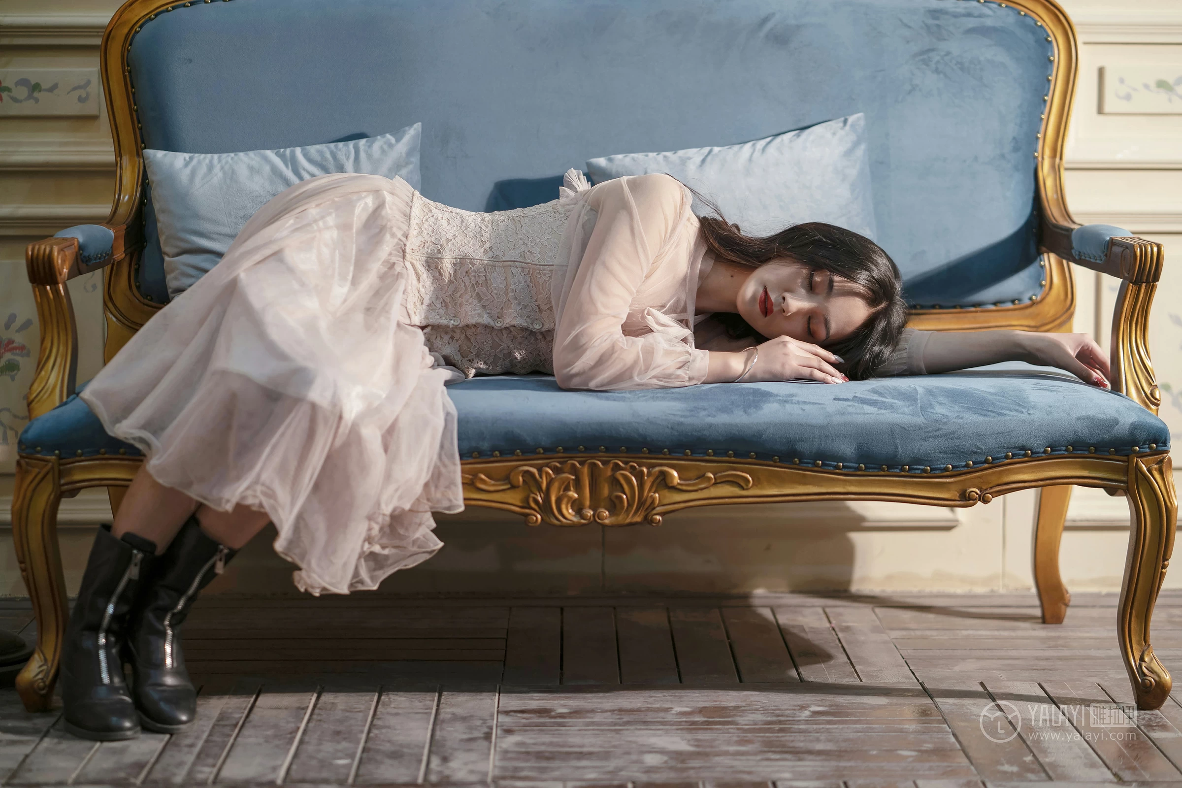 [YALAYI雅拉伊]No.227 蓝月 项兴咏 粉色透视镂空连衣裙性感私房写真集第4张