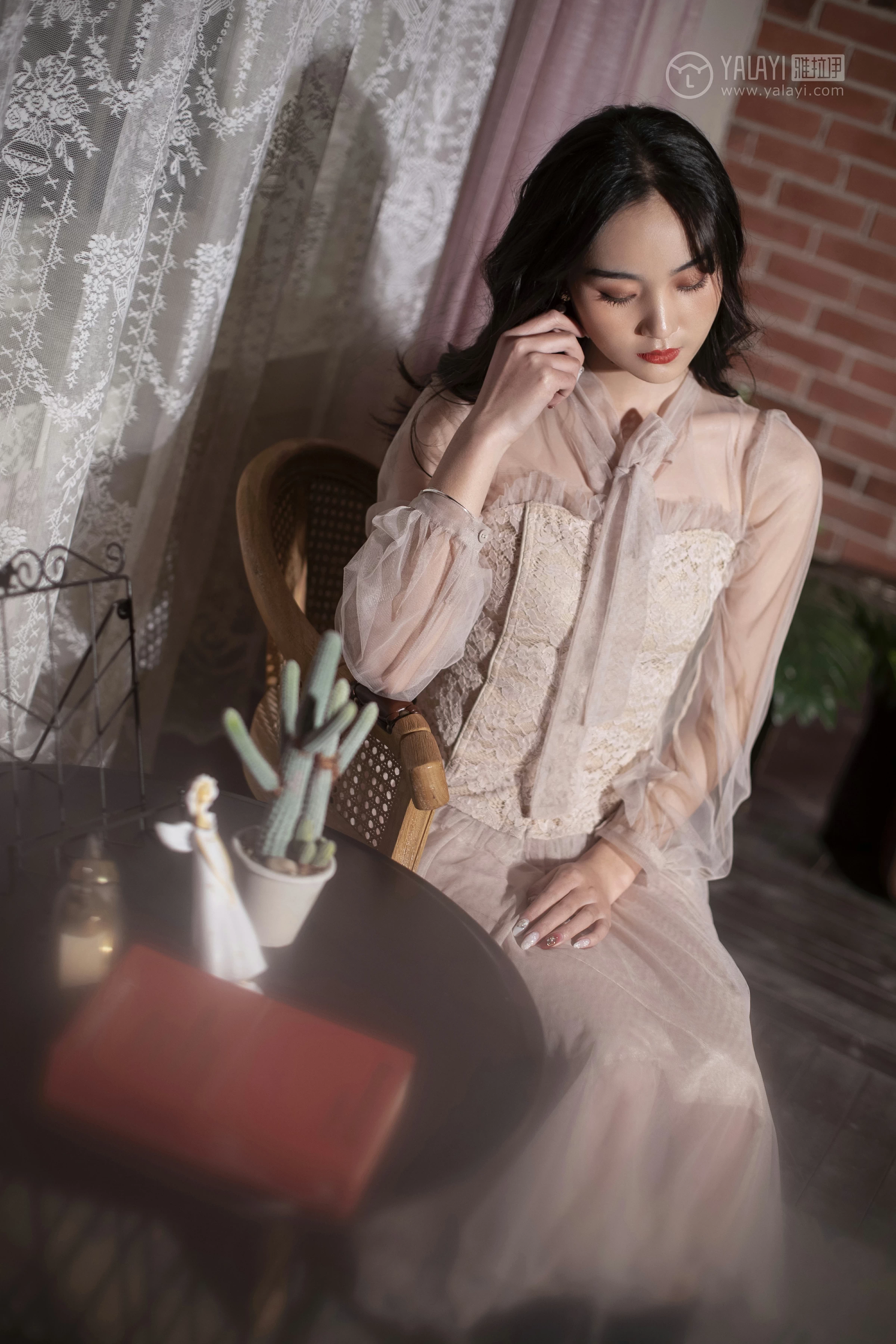 [YALAYI雅拉伊]No.227 蓝月 项兴咏 粉色透视镂空连衣裙性感私房写真集第8张
