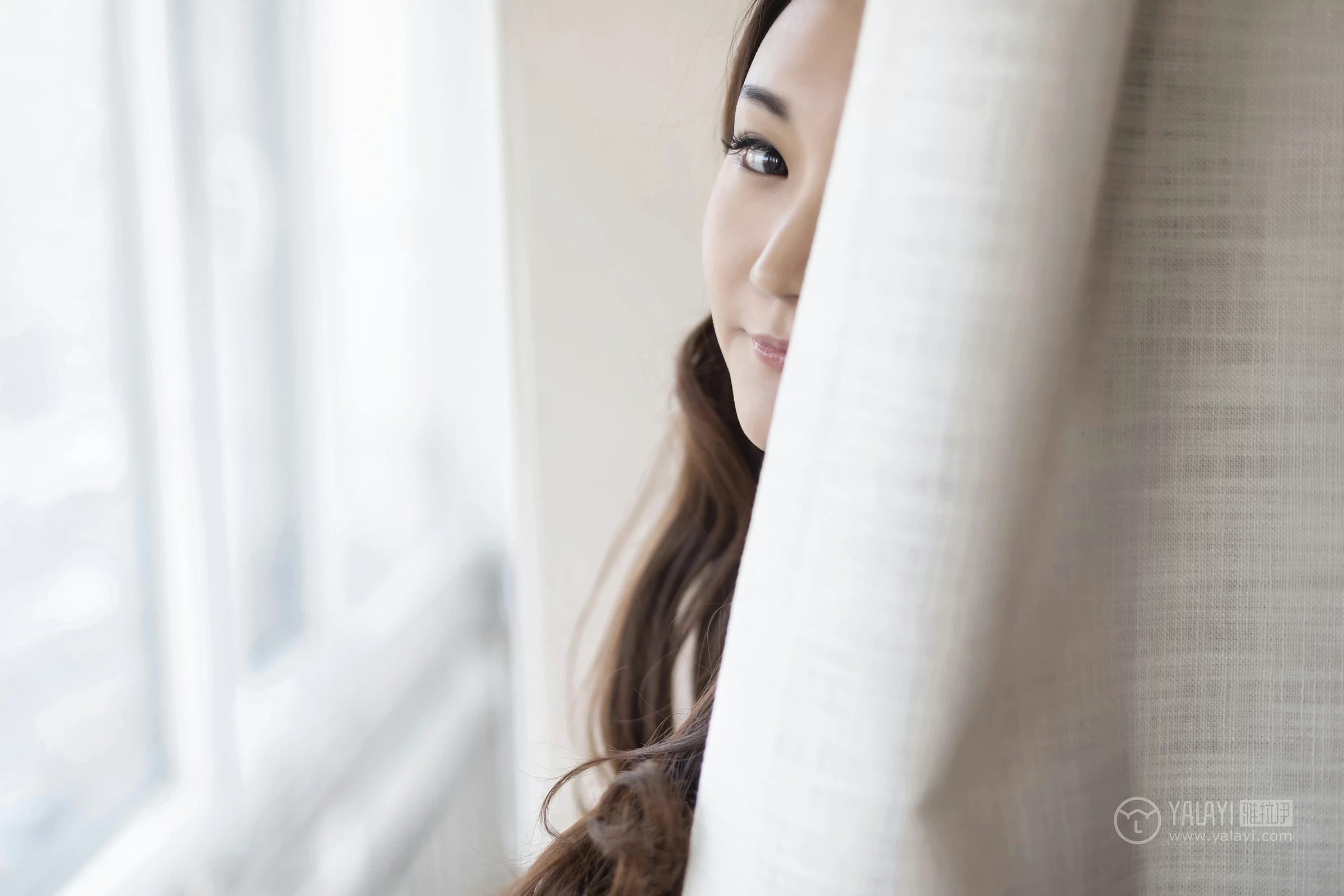 [YALAYI雅拉伊]No.231 《贤妻》 丁煊彤 红色吊带连衣裙居家性感私房写真集第9张