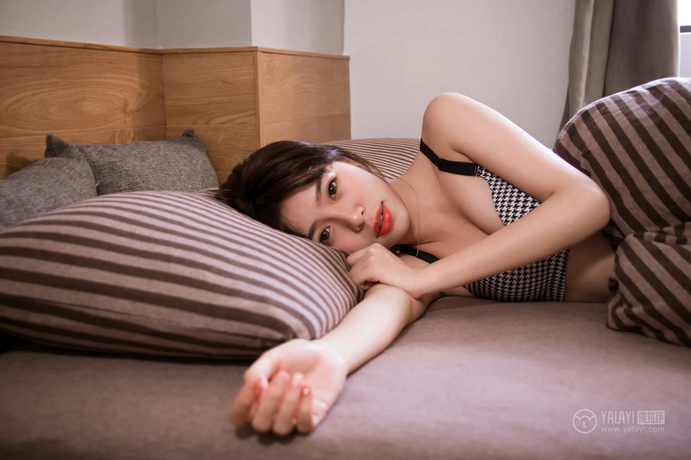 [YALAYI雅拉伊]No.232 《少女的早餐》 小杨 灰色短袖加格子内衣性感私房写真集第3张