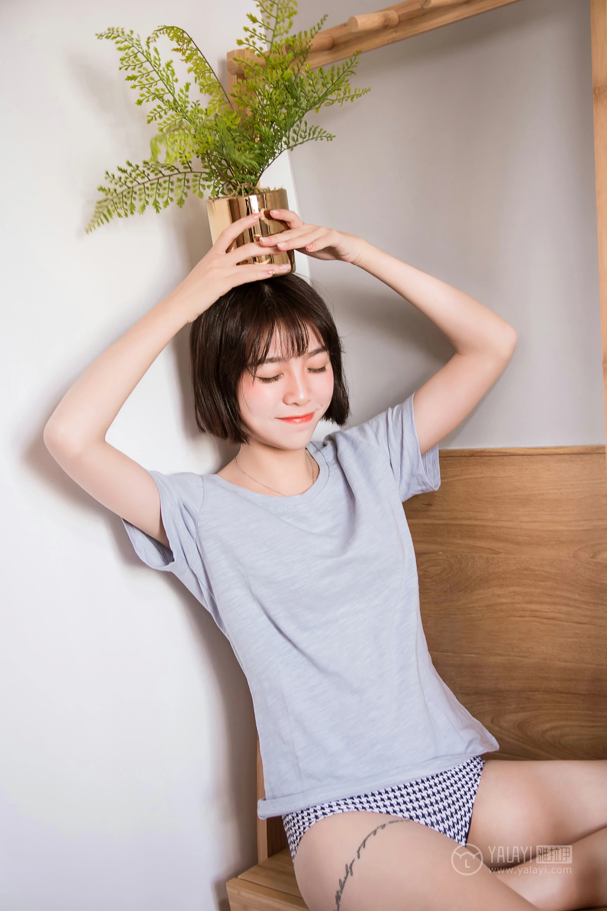 [YALAYI雅拉伊]No.232 《少女的早餐》 小杨 灰色短袖加格子内衣性感私房写真集第6张