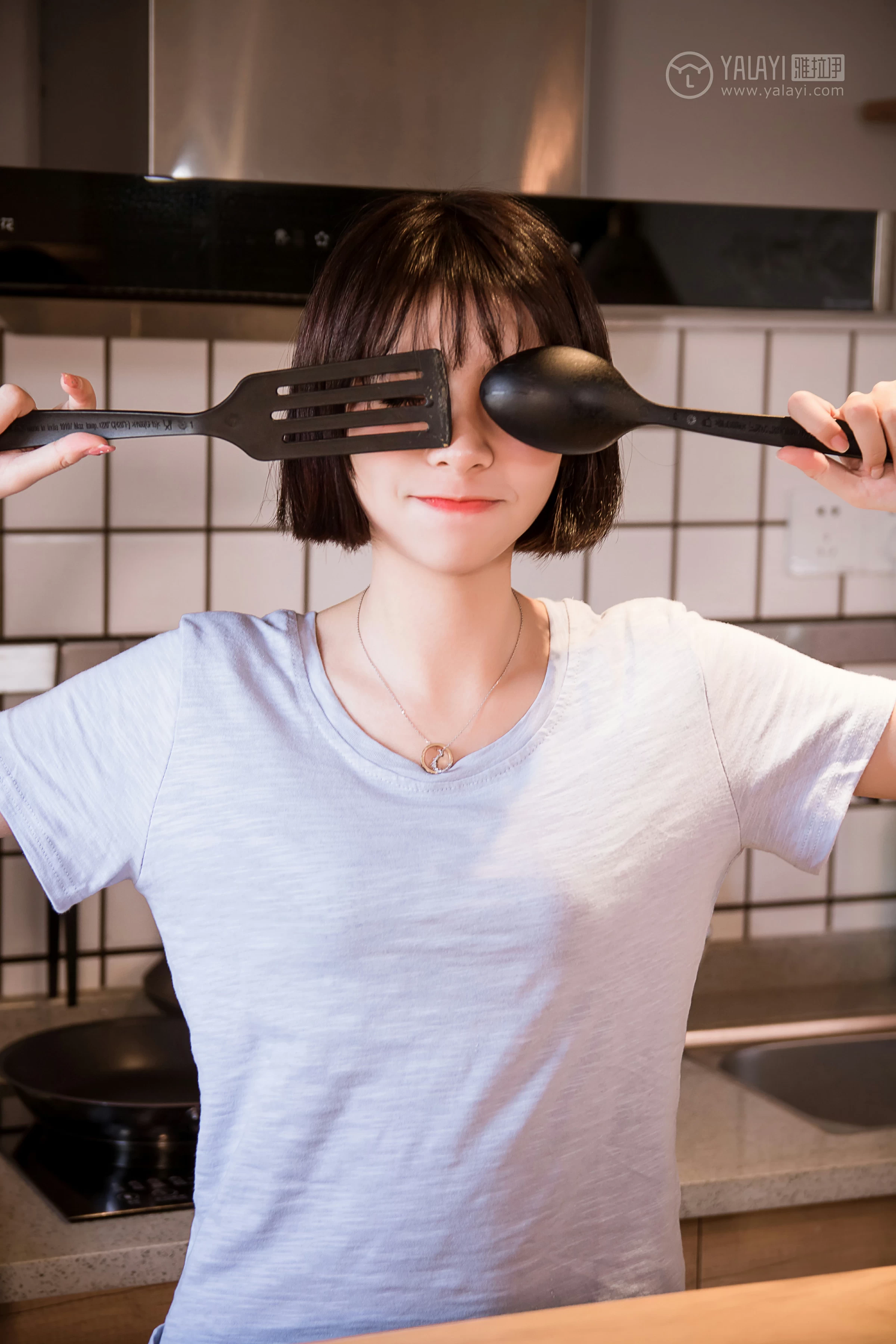 [YALAYI雅拉伊]No.232 《少女的早餐》 小杨 灰色短袖加格子内衣性感私房写真集第14张