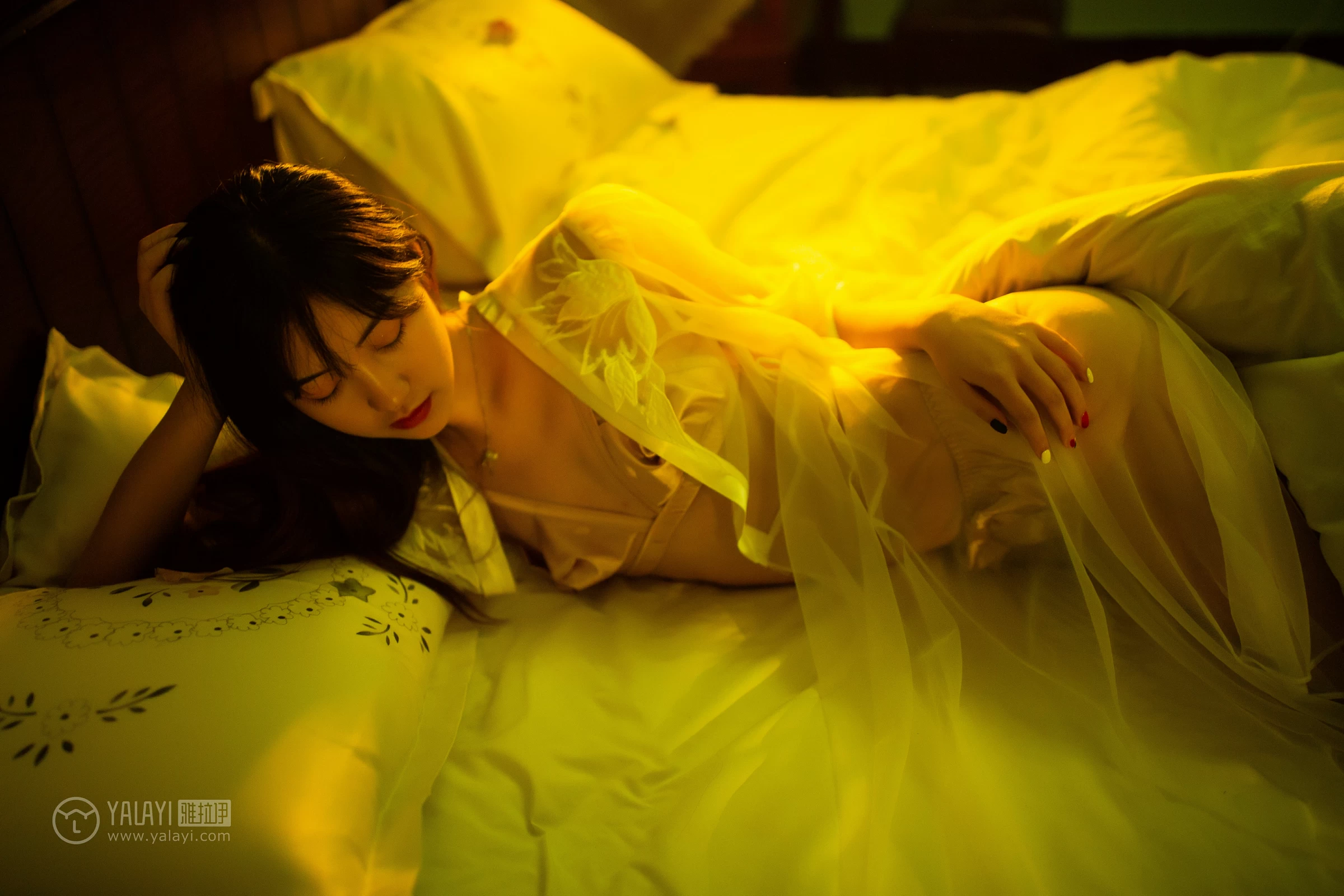 [YALAYI雅拉伊]No.233 《爱囚》 天蓝酱 白色透视睡衣加金色情趣内衣性感私房写真集第14张
