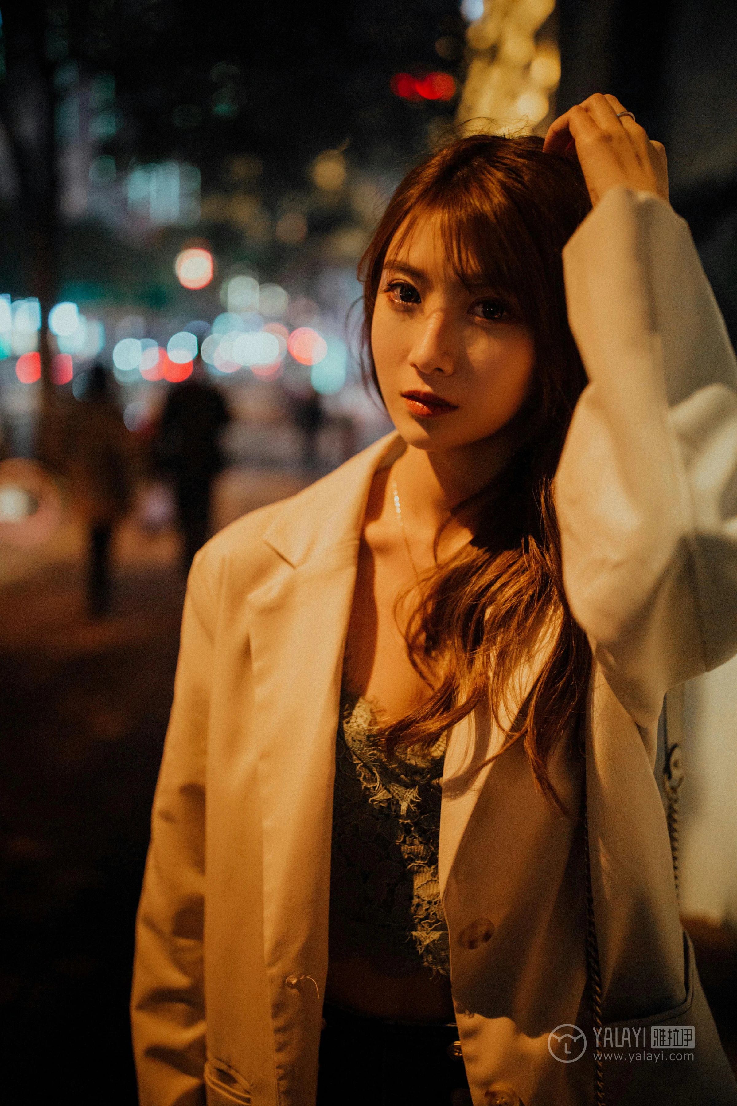 [YALAYI雅拉伊]No.245 无关痛痒 丸糯糯 米色外套与灰色蕾丝内衣加紧身牛仔裙裤性感私房写真集第3张